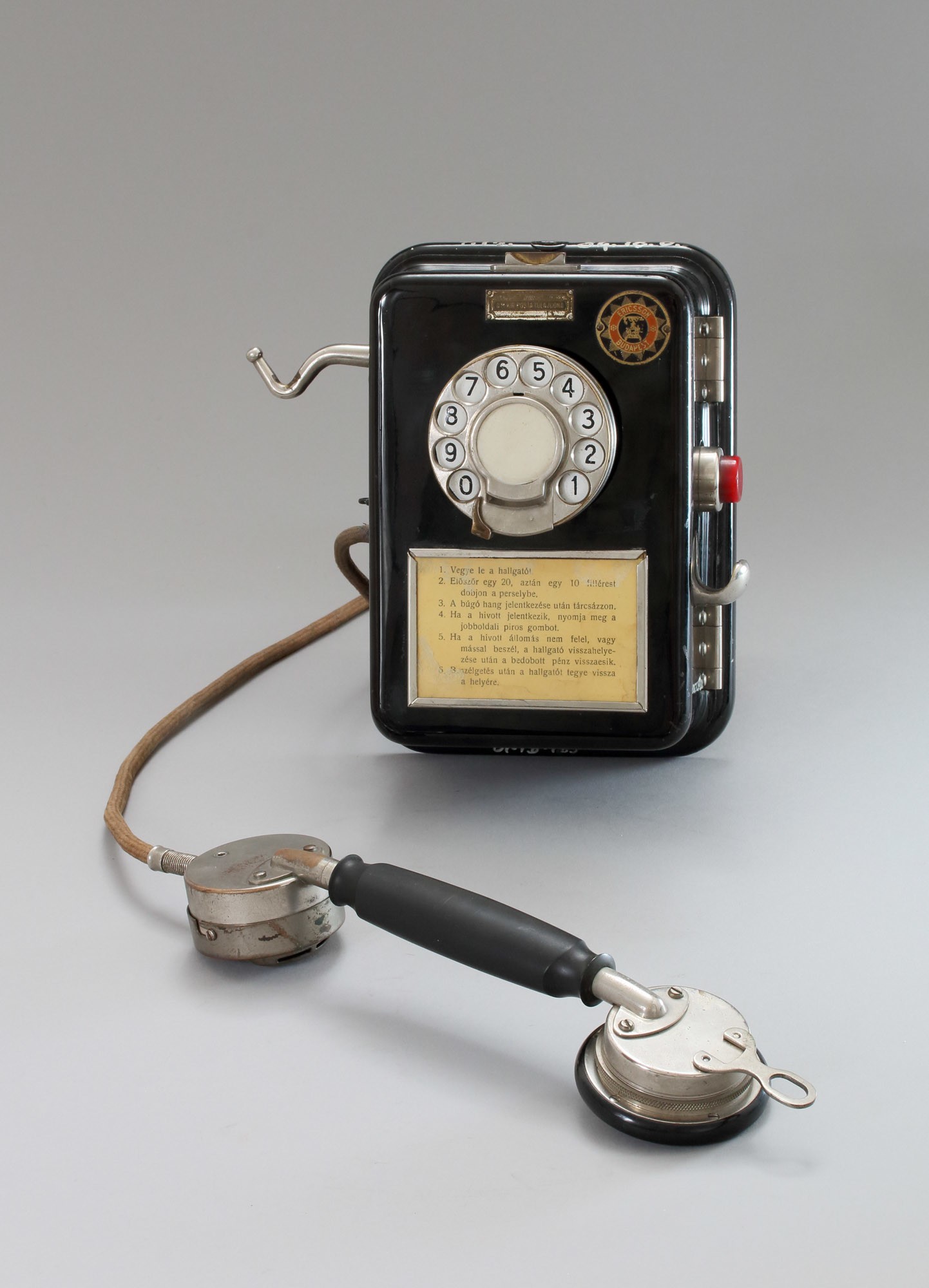 Egy nyomógombos nyilvános pénzbeszedő távbeszélő készülék (Postamúzeum CC BY-NC-SA)