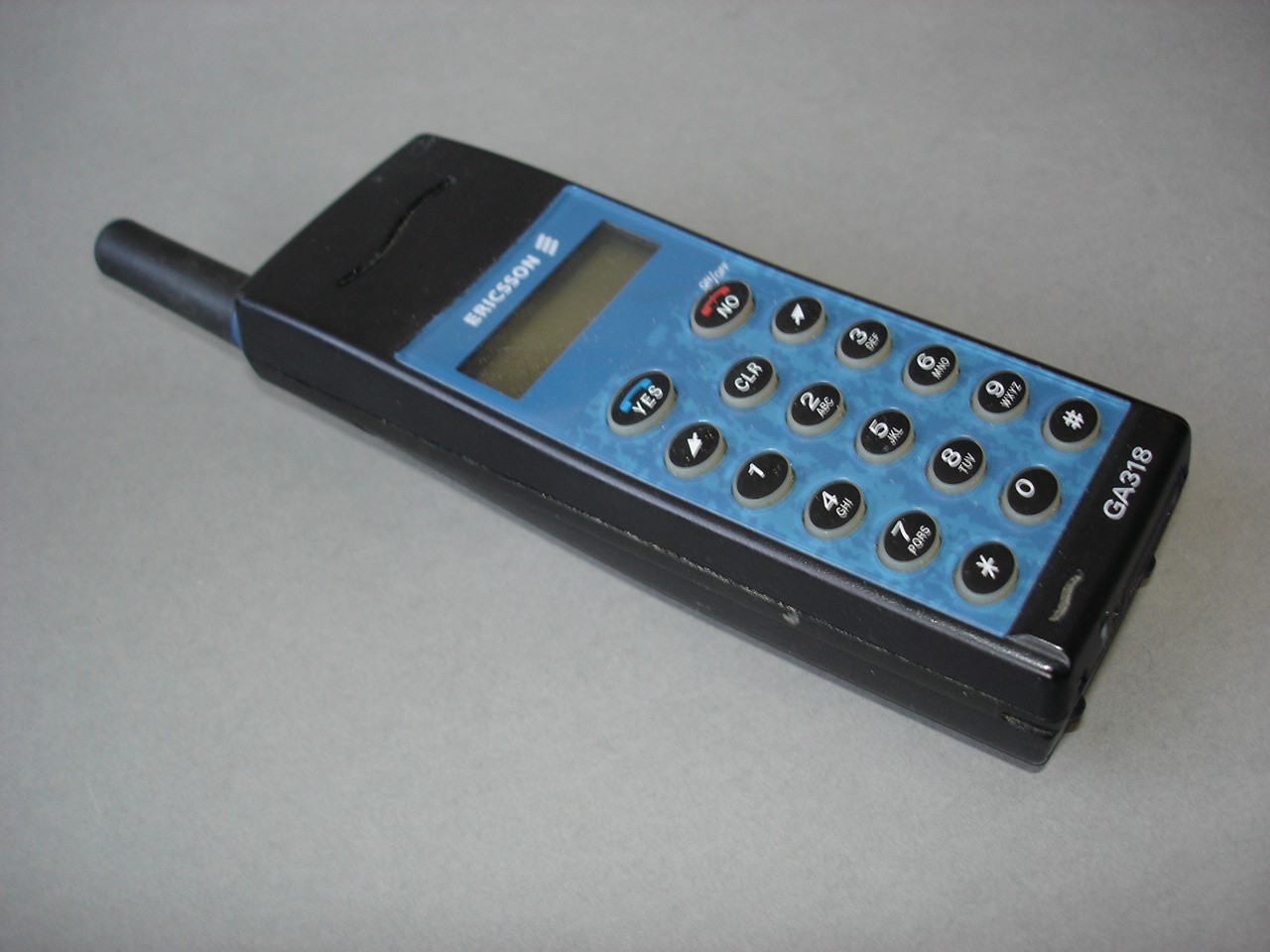 Ericsson GA318 mobiltelefon (Postamúzeum CC BY-NC-SA)