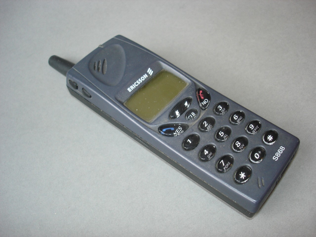 Ericsson GA868 mobiltelefon (Postamúzeum CC BY-NC-SA)