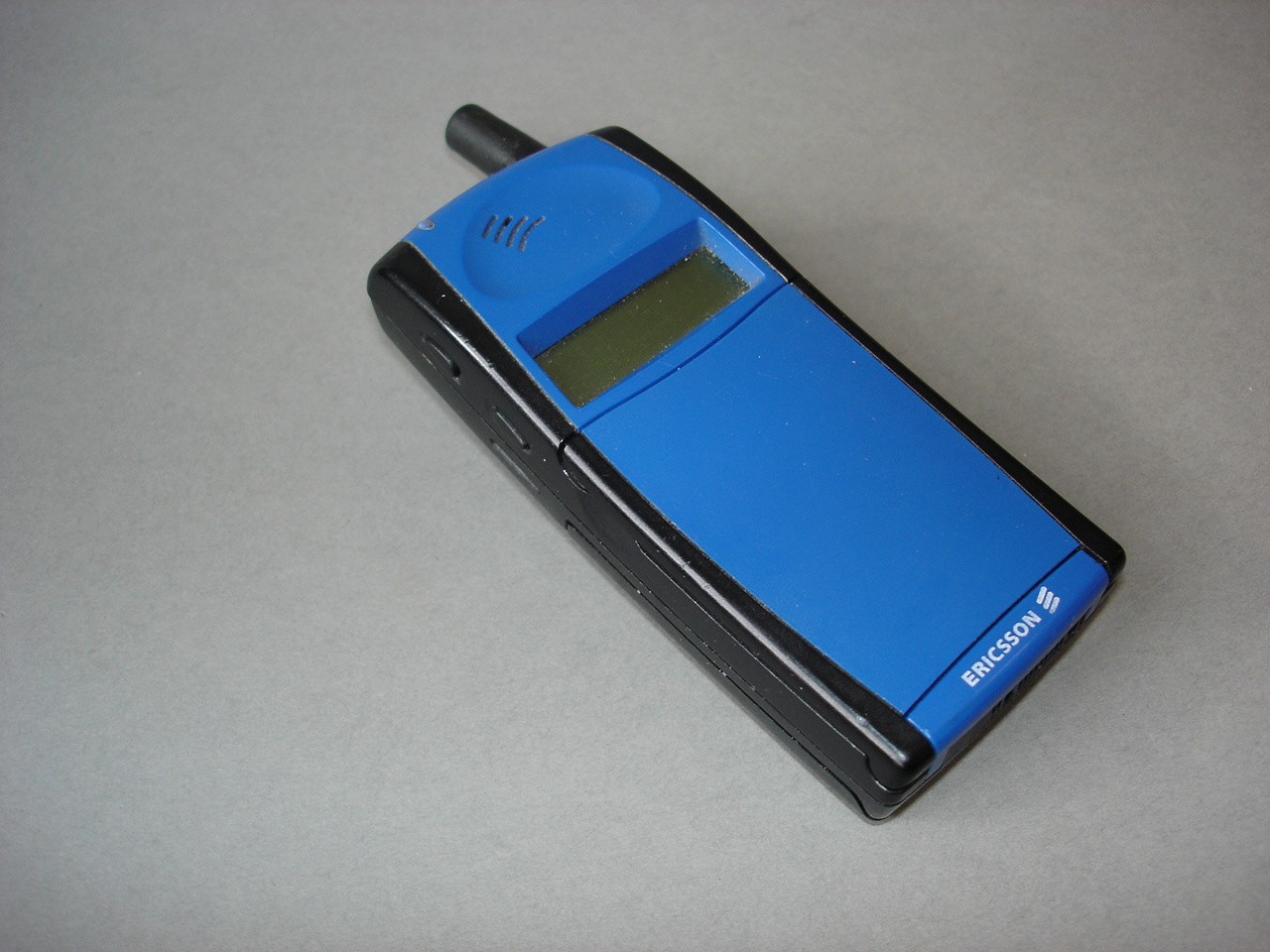 Ericsson GF768 mobiltelefon (Postamúzeum CC BY-NC-SA)