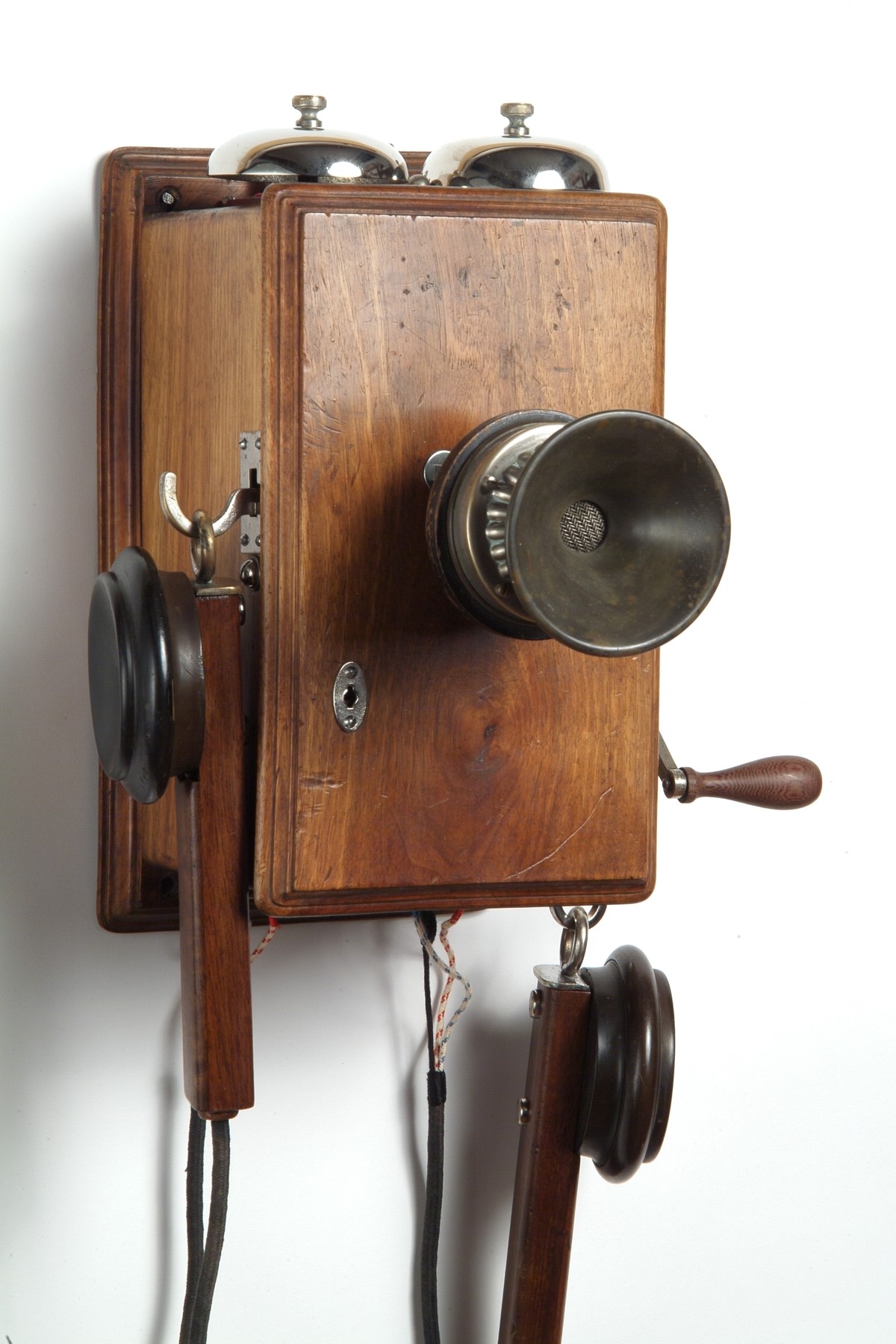 Fali távbeszélő készülék, nyeles hallgatóval (Postamúzeum CC BY-NC-SA)
