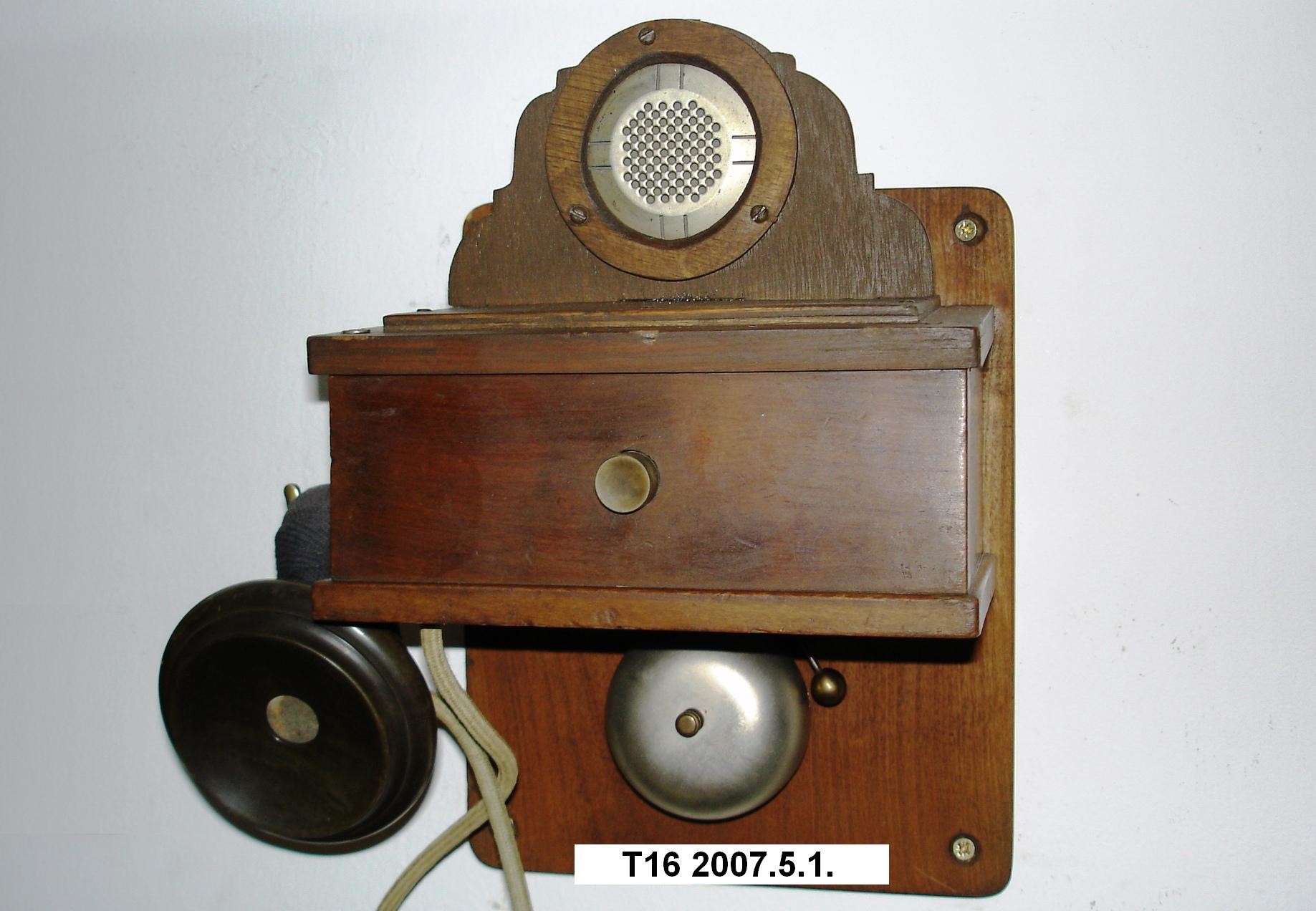 Fali telefon (fadobozos, házi) (Postamúzeum CC BY-NC-SA)