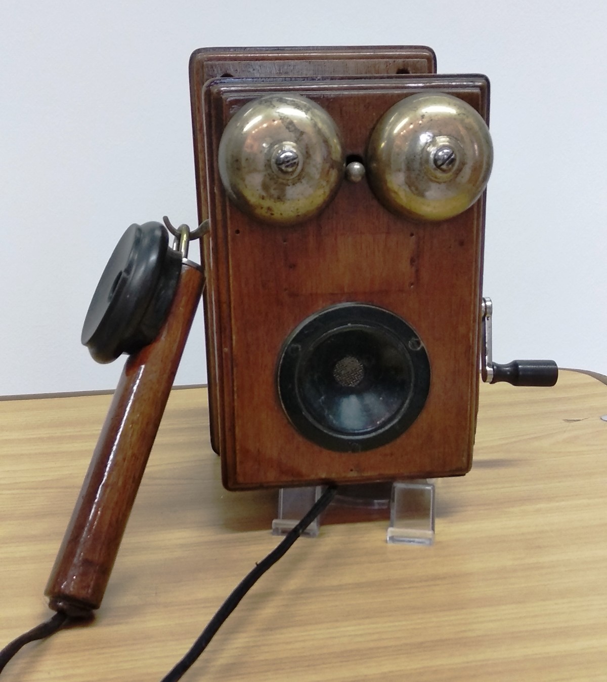 Fali telefonkészülék fanyelű kanálhallgatóval (Postamúzeum CC BY-NC-SA)