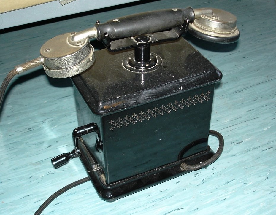 Induktorhívású asztali távbeszélő készülék (Postamúzeum CC BY-NC-SA)