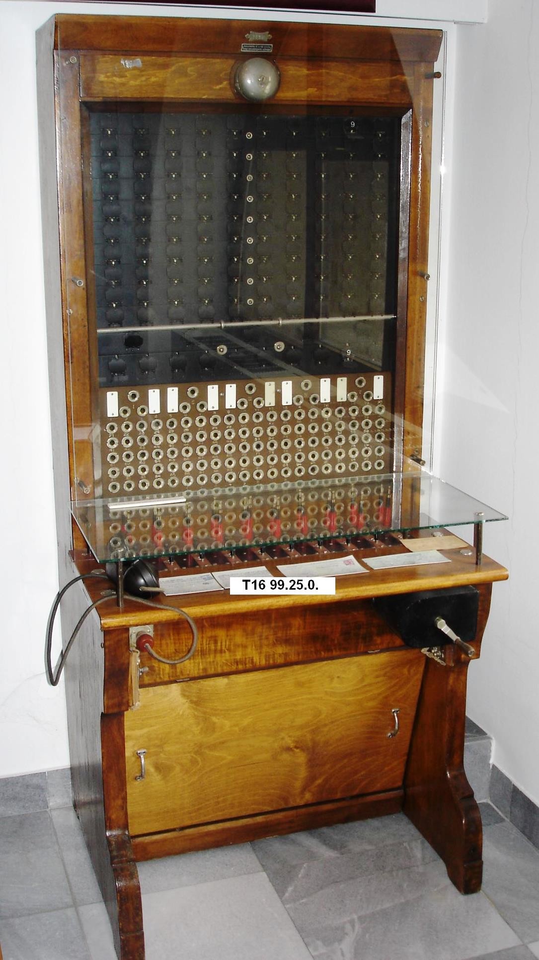 LB 100-as régi szabványú kapcsoló (Postamúzeum CC BY-NC-SA)