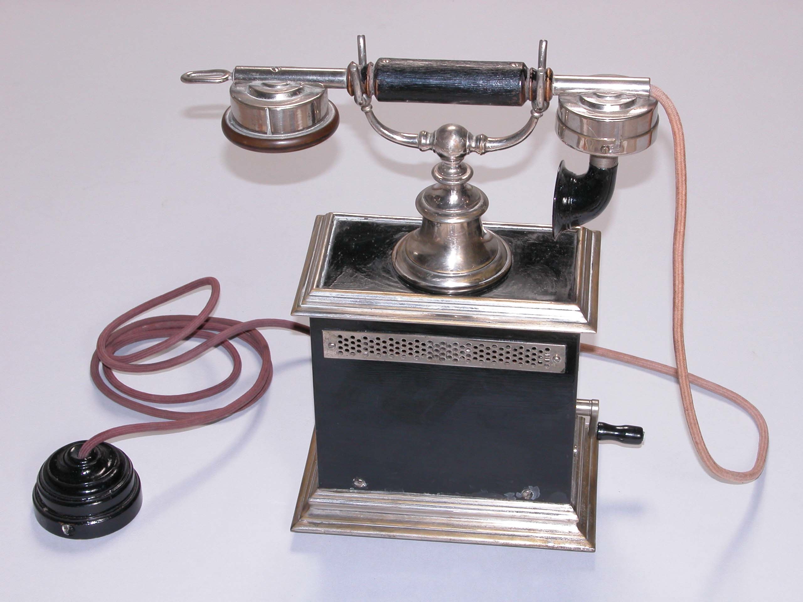 LB asztali telefonkészülék (Osztrák régi) (Postamúzeum CC BY-NC-SA)
