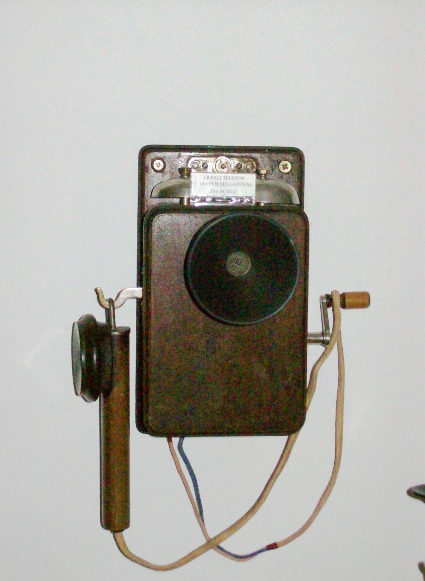 LB fali fadobozos telefon kanál hallgatóval (Postamúzeum CC BY-NC-SA)