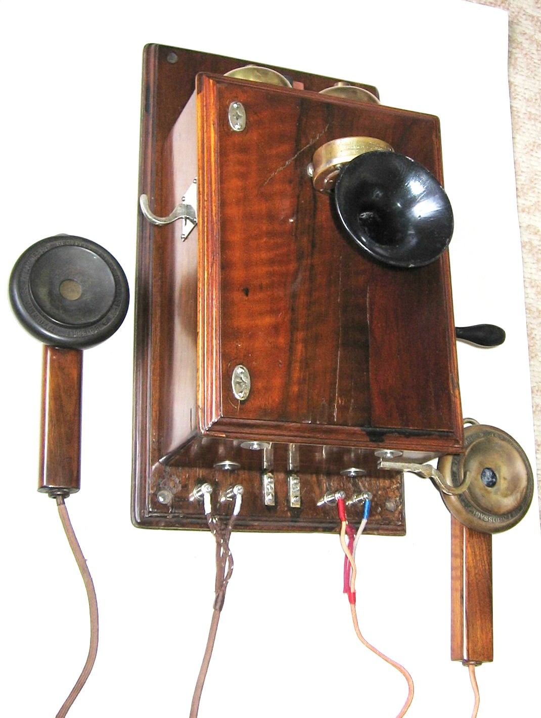 LB fali fadobozos telefon (MÁV szabványú) Mikrofon: 84.94., kanálhallgató: D.89.1 jobb, D.89.2 bal (Postamúzeum CC BY-NC-SA)