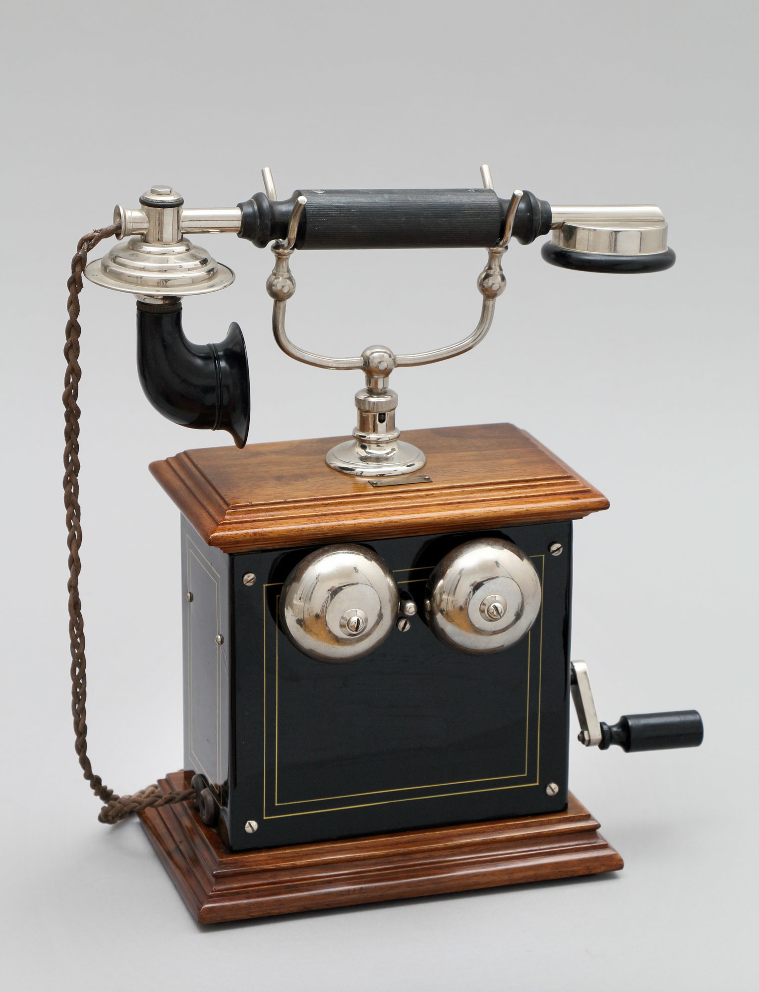 LB-rendszerű, induktorhívású, asztali távbeszélő készülék (Postamúzeum CC BY-NC-SA)