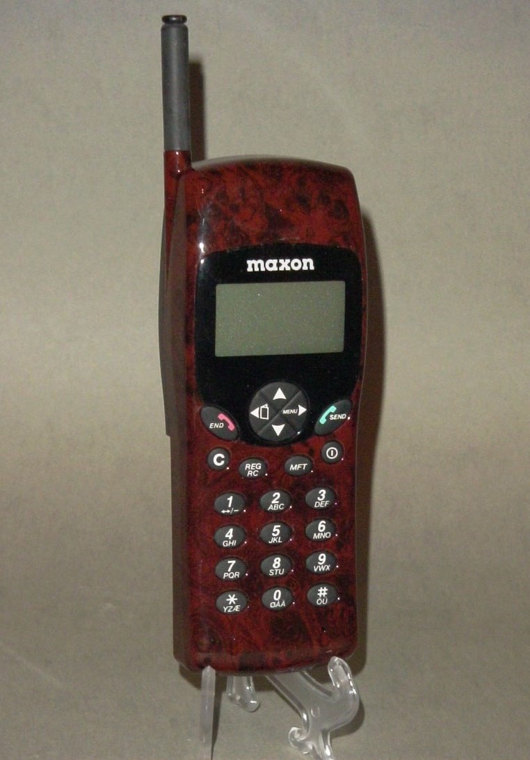 MAXON Mx 2450 mobiltelefon NMT-450 (Postamúzeum CC BY-NC-SA)
