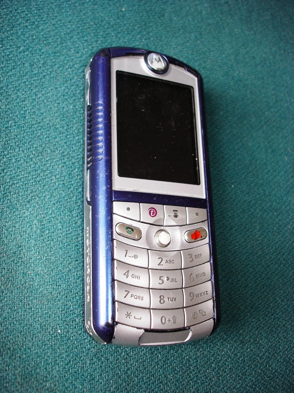MOTOROLA E398 mobiltelefon (Postamúzeum CC BY-NC-SA)
