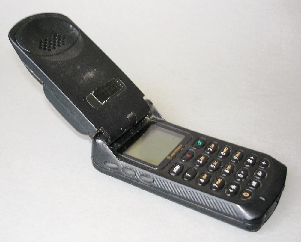 Motorola StarTAC mobiltelefon (Postamúzeum CC BY-NC-SA)