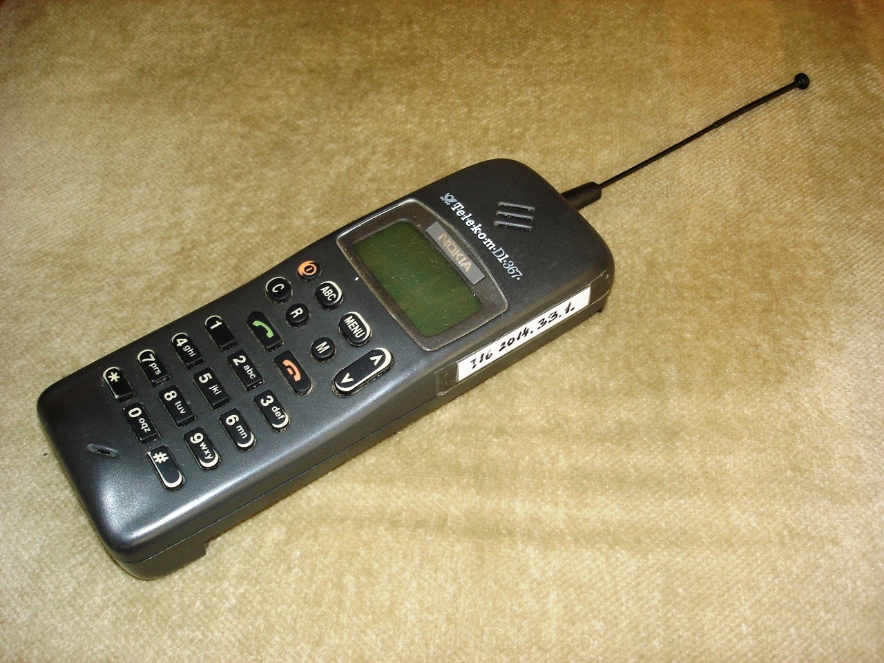 Nokia 1011 mobiltelefon (Postamúzeum CC BY-NC-SA)