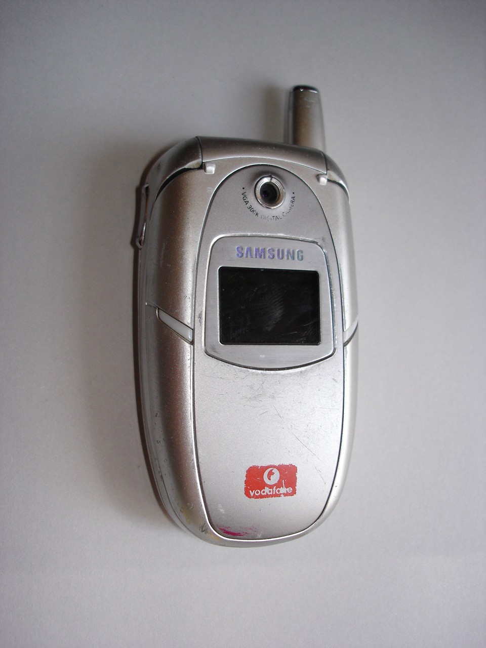 SAMSUNG SGH-E310 mobiltelefon (Postamúzeum CC BY-NC-SA)
