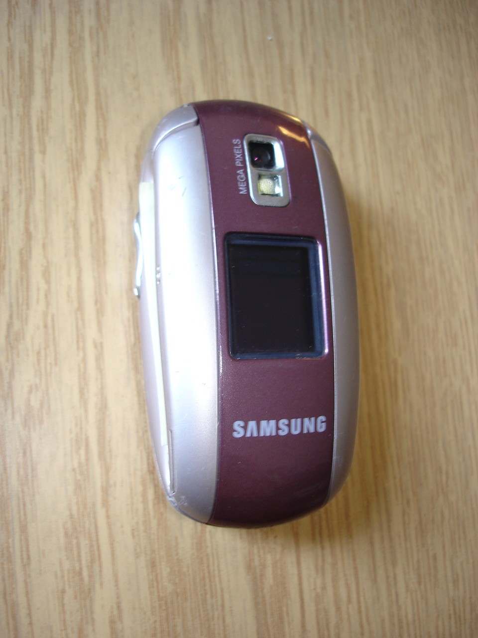 SAMSUNG SGH-E530 mobiltelefon (Postamúzeum CC BY-NC-SA)