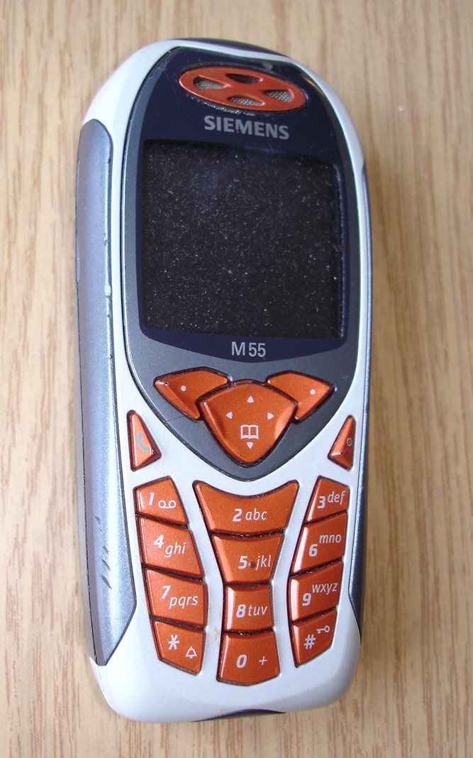 Siemens M55 mobiltelefon (Postamúzeum CC BY-NC-SA)