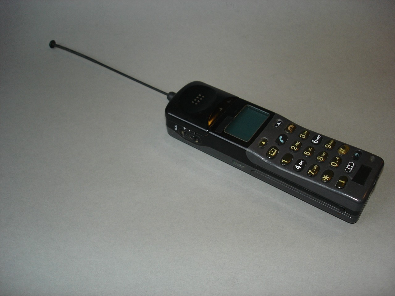 Sony CM-DX1000 mobiltelefon (Postamúzeum CC BY-NC-SA)