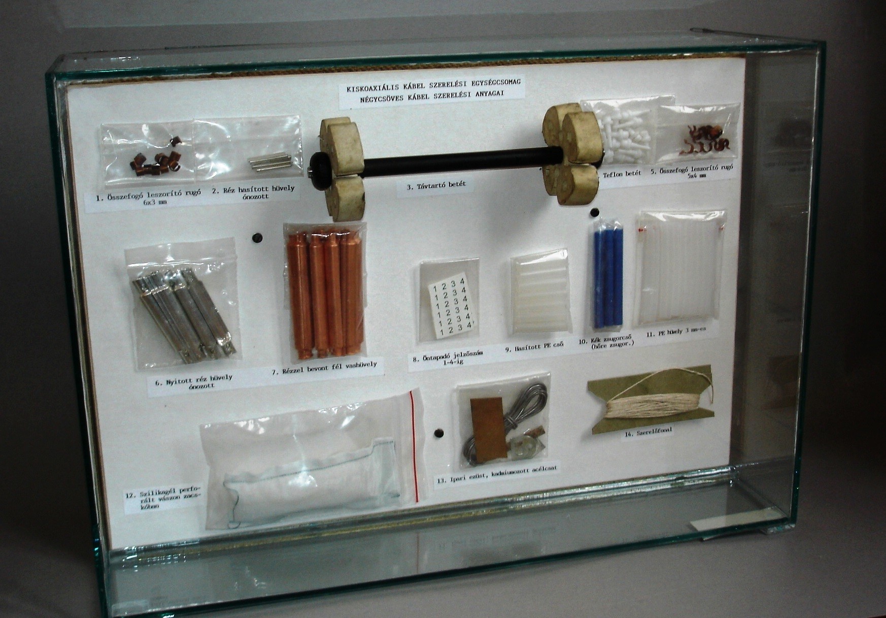 T4 típusú kiskoaxiális kábelkötés szerelési egységcsomag (üvegdobozban) (Postamúzeum CC BY-NC-SA)