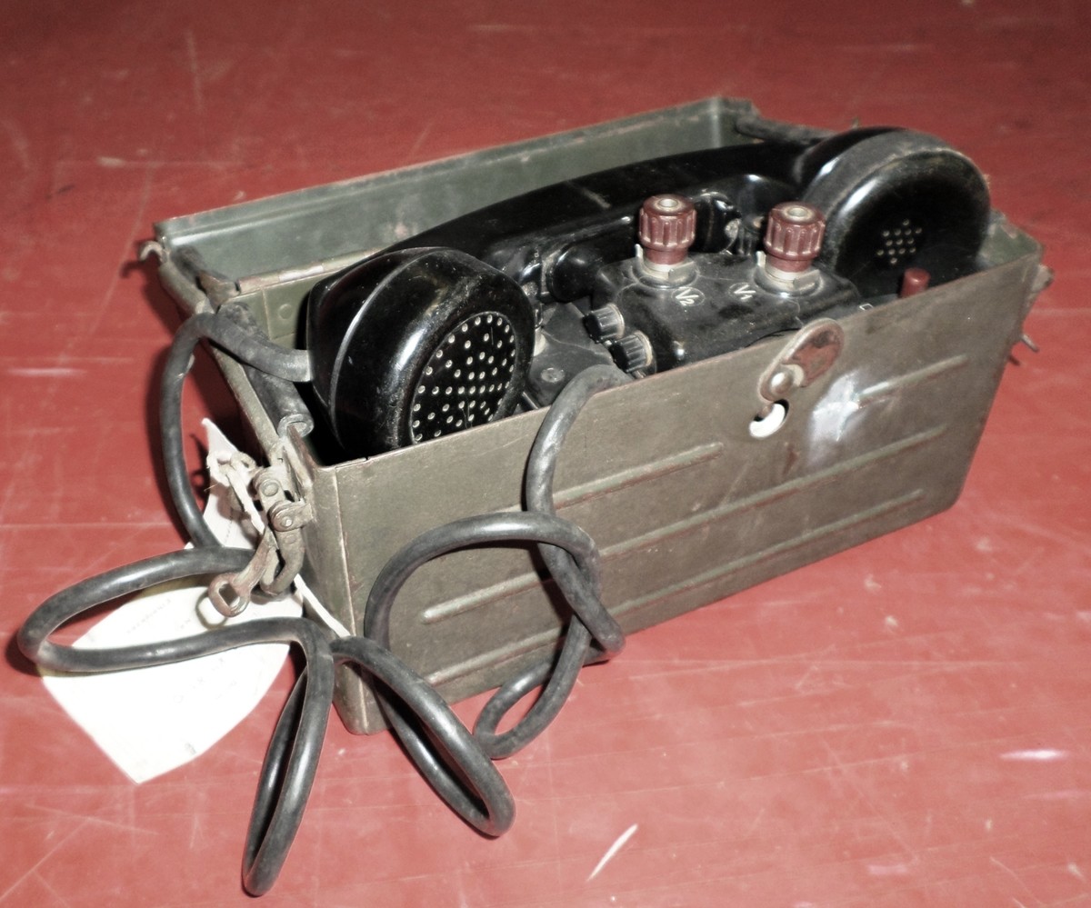 TBK-2 Hordozható katonai telefon, fémdobozos (Postamúzeum CC BY-NC-SA)