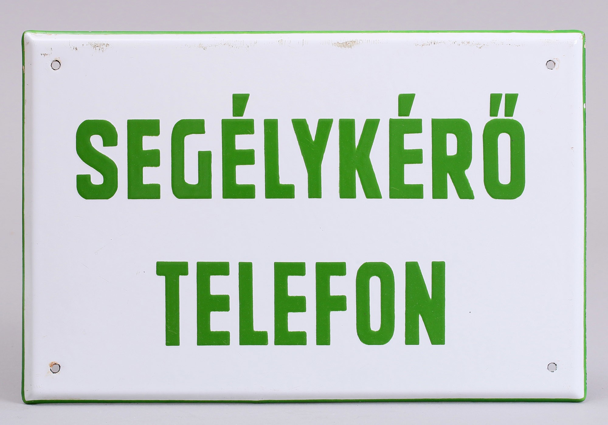Zománctábla „SEGÉLYKÉRŐ TELEFON” (Postamúzeum CC BY-NC-SA)