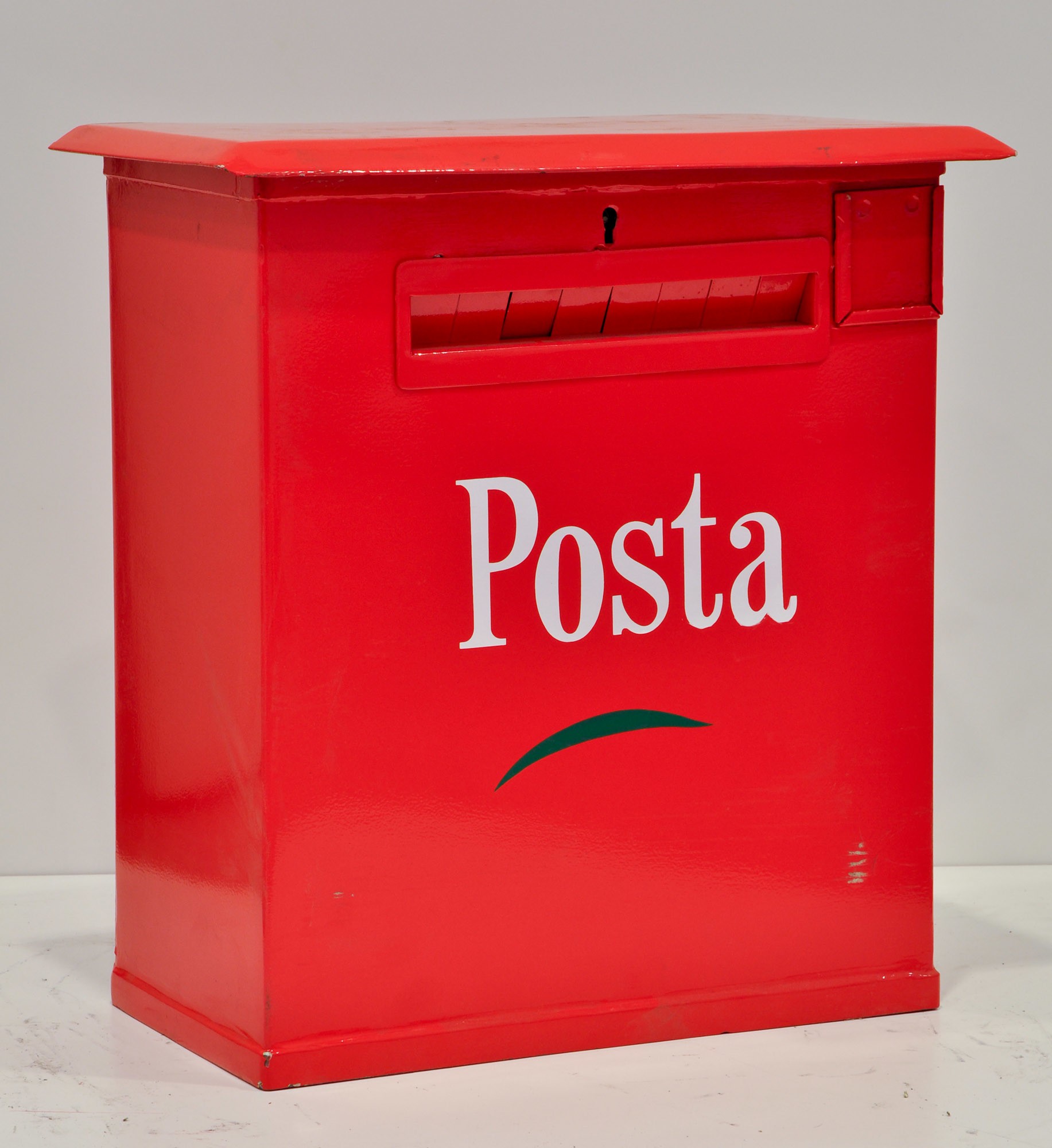 Nagyalakú kézi ürítésű levélgyűjtő-szekrény (Postamúzeum CC BY-NC-SA)
