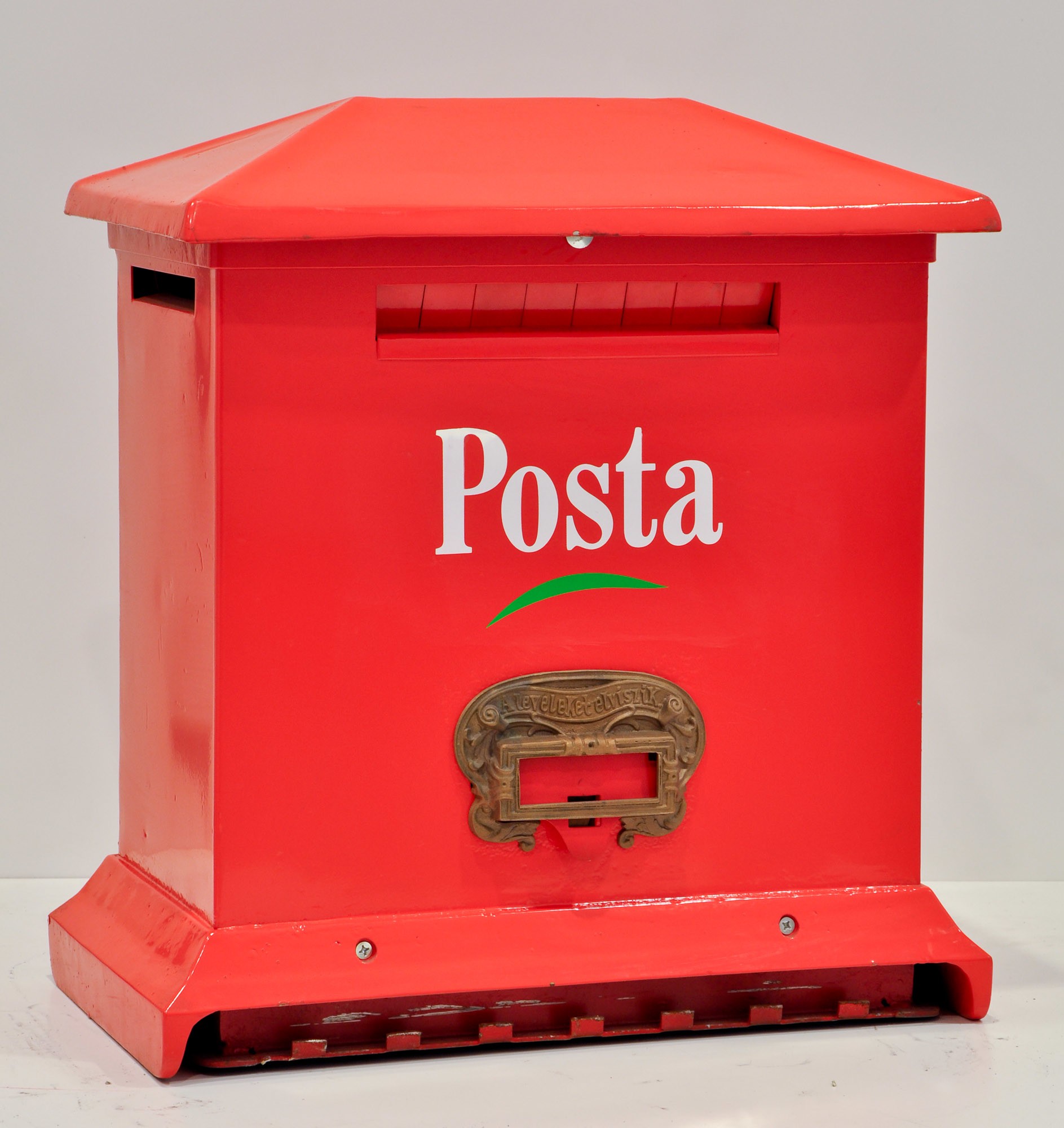 Gépi ürítésű levélszekrény (szitanyomással készített „POSTA” felirattal és emblémával, előoldalán hosszú bedobó nyílással) (Postamúzeum CC BY-NC-SA)