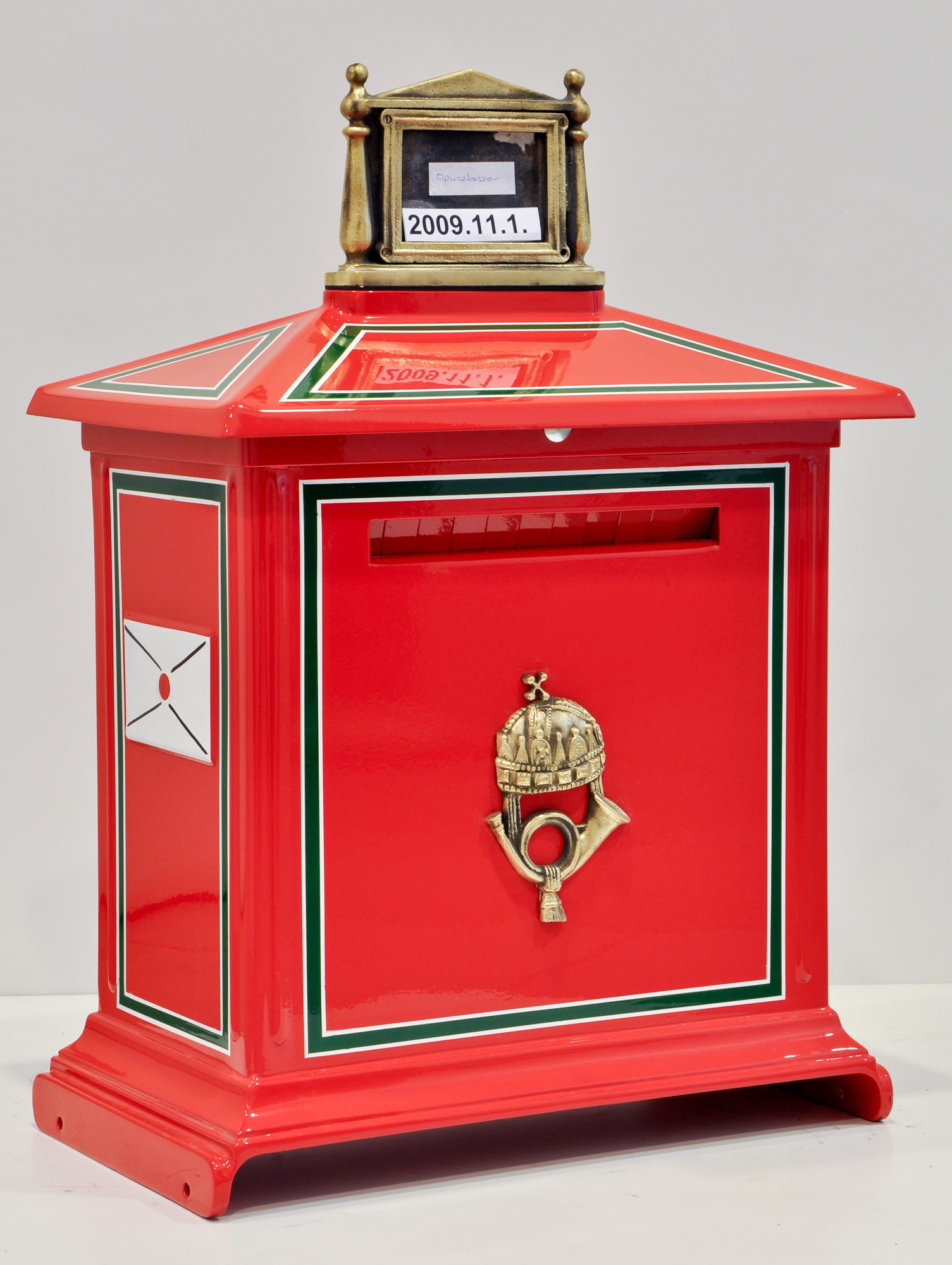 Nosztalgia típusú levélgyűjtő-szekrény - nagyalakú, oromdíszes (Postamúzeum CC BY-NC-SA)