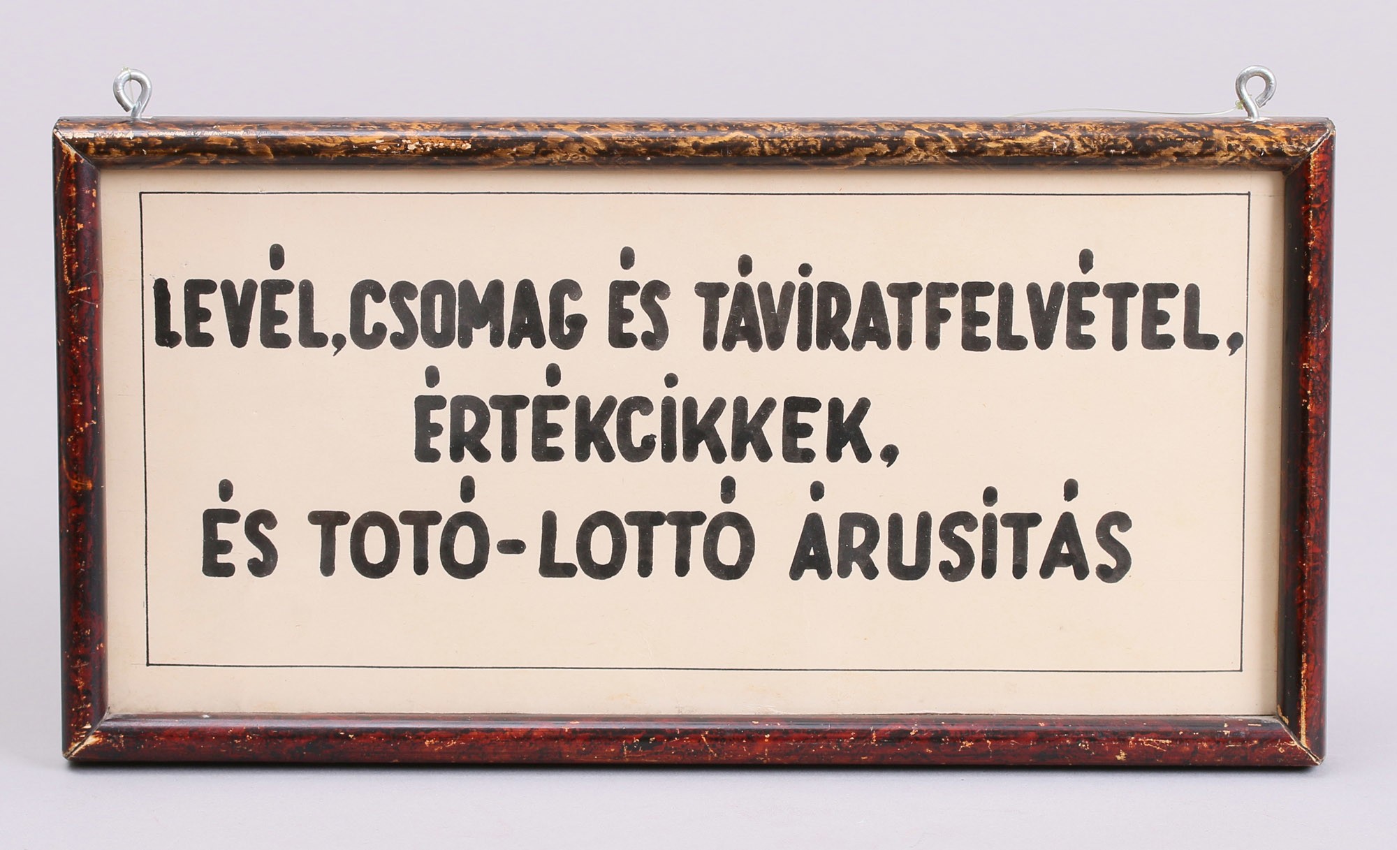 Postahivatali felirat „LEVÉL, CSOMAG ÉS TÁVIRATFELVÉTEL, ÉRTÉKCIKKEK, ÉS TOTÓ-LOTTÓ ÁRUSÍTÁS” (Postamúzeum CC BY-NC-SA)