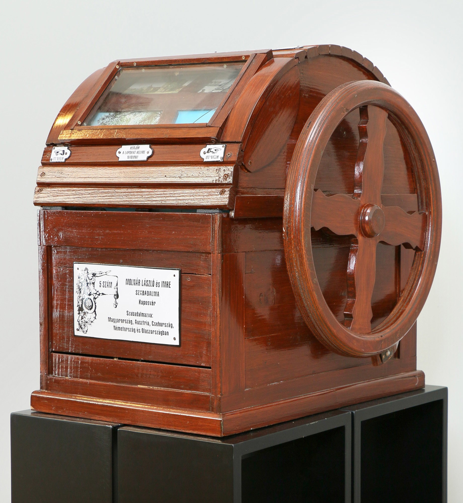 Képeslapárusító szekrény (Postamúzeum CC BY-NC-SA)