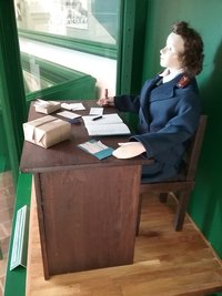 Postahivatal az 1950-es években, kezelőnővel (postáskisasszony bábu)