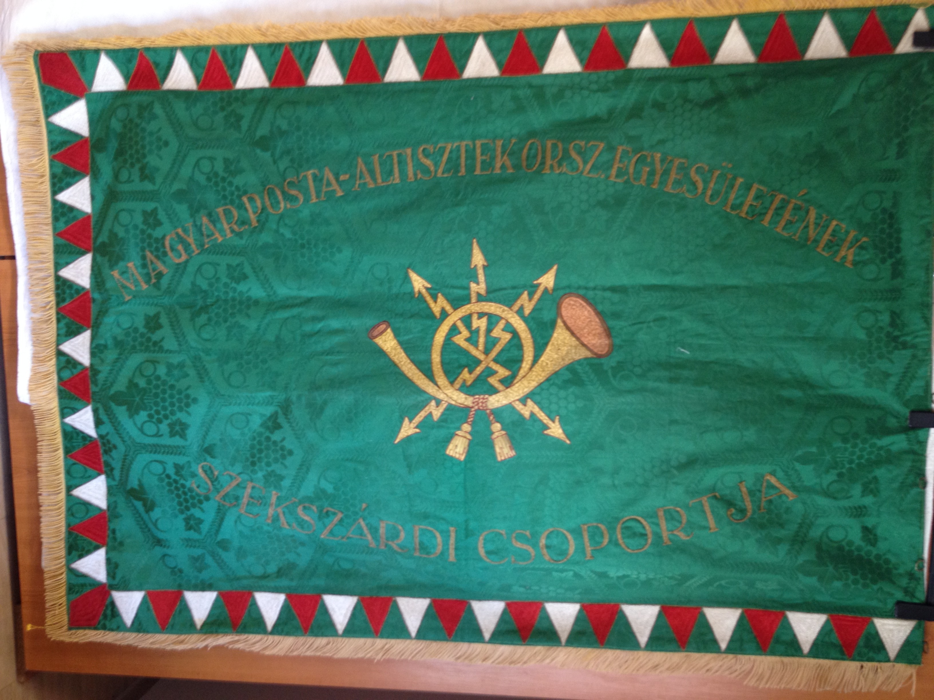 Hímzett egyesületi zászló (Szekszárd) (Postamúzeum CC BY-NC-SA)