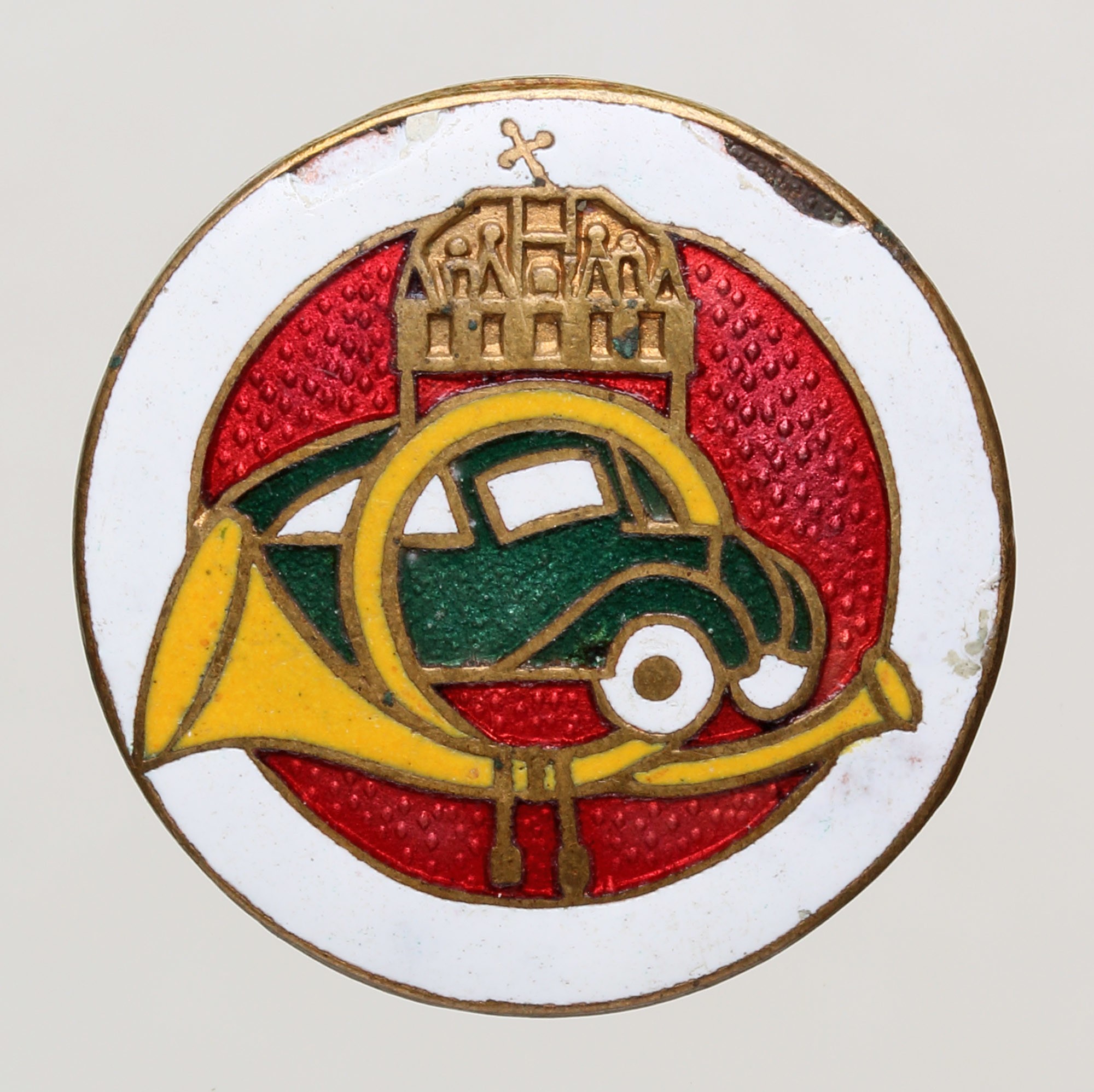 Kitűző - koronás postakürt, zöld autóval (Postamúzeum CC BY-NC-SA)