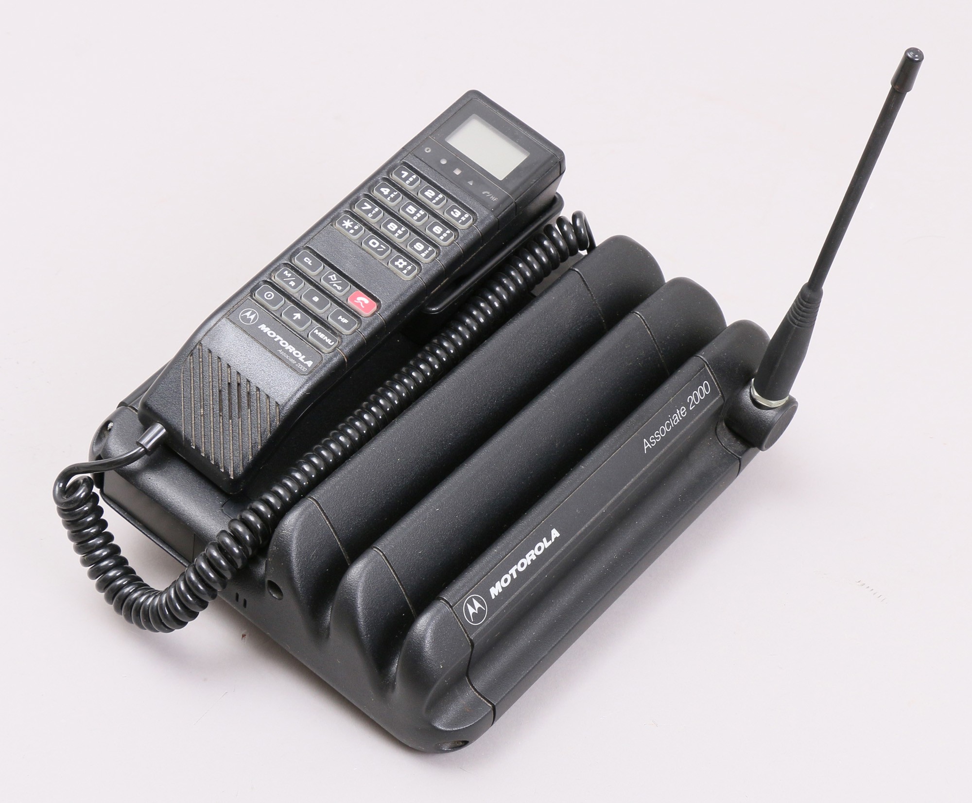 Motorola Associate 2000 hordozható rádiótelefon (Postamúzeum CC BY-NC-SA)