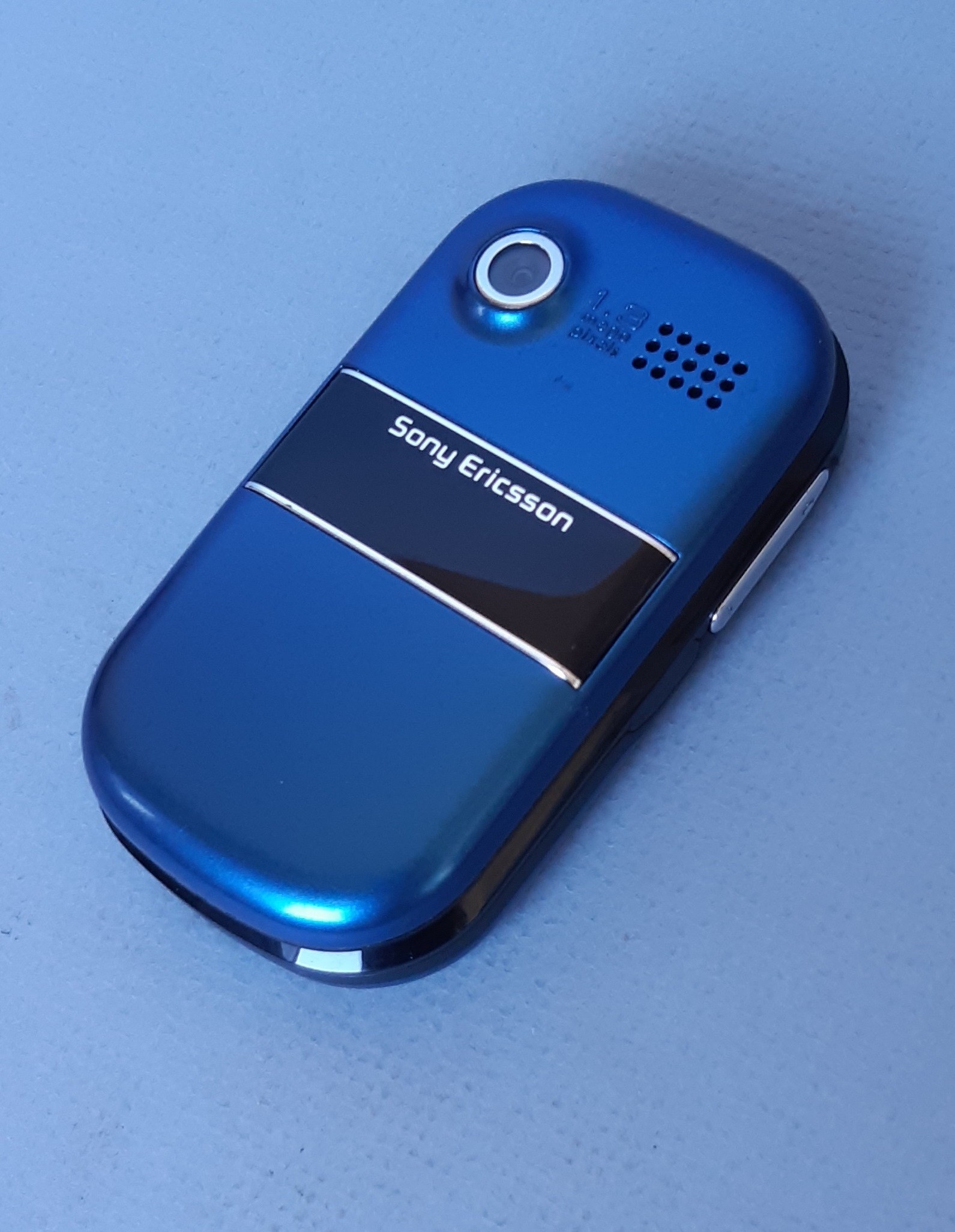 Sony Ericsson mobiltelefon Z320i (Postamúzeum CC BY-NC-SA)