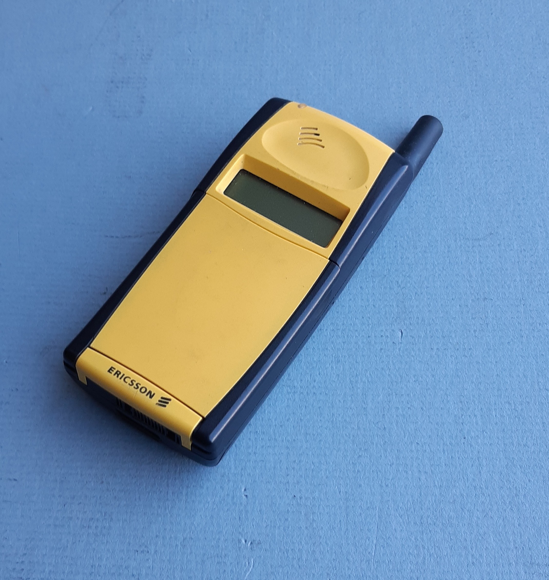 Ericsson GF768 mobiltelefon (Postamúzeum CC BY-NC-SA)