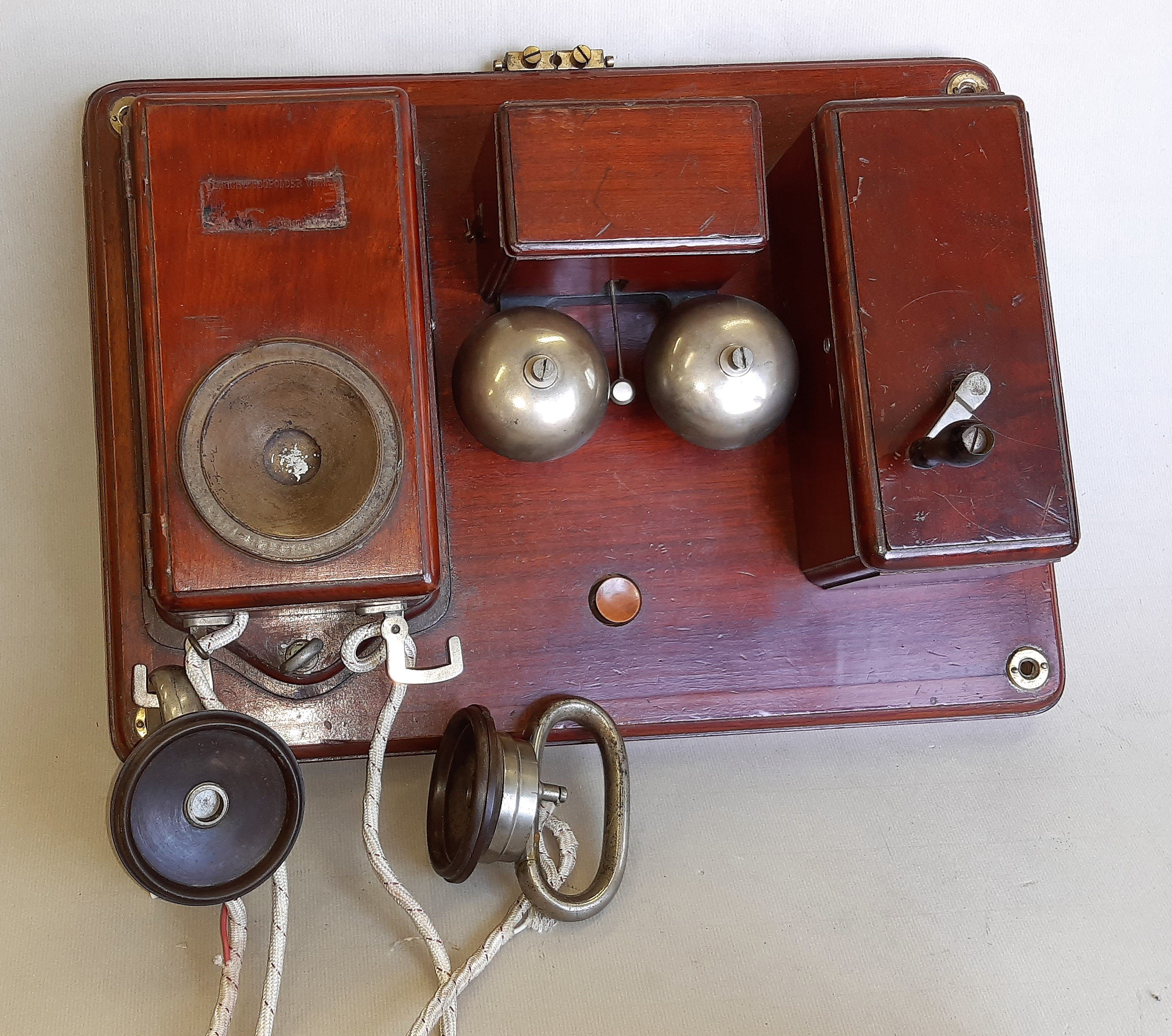 Bell elven készült teljes telefonkészülék (Postamúzeum CC BY-NC-SA)