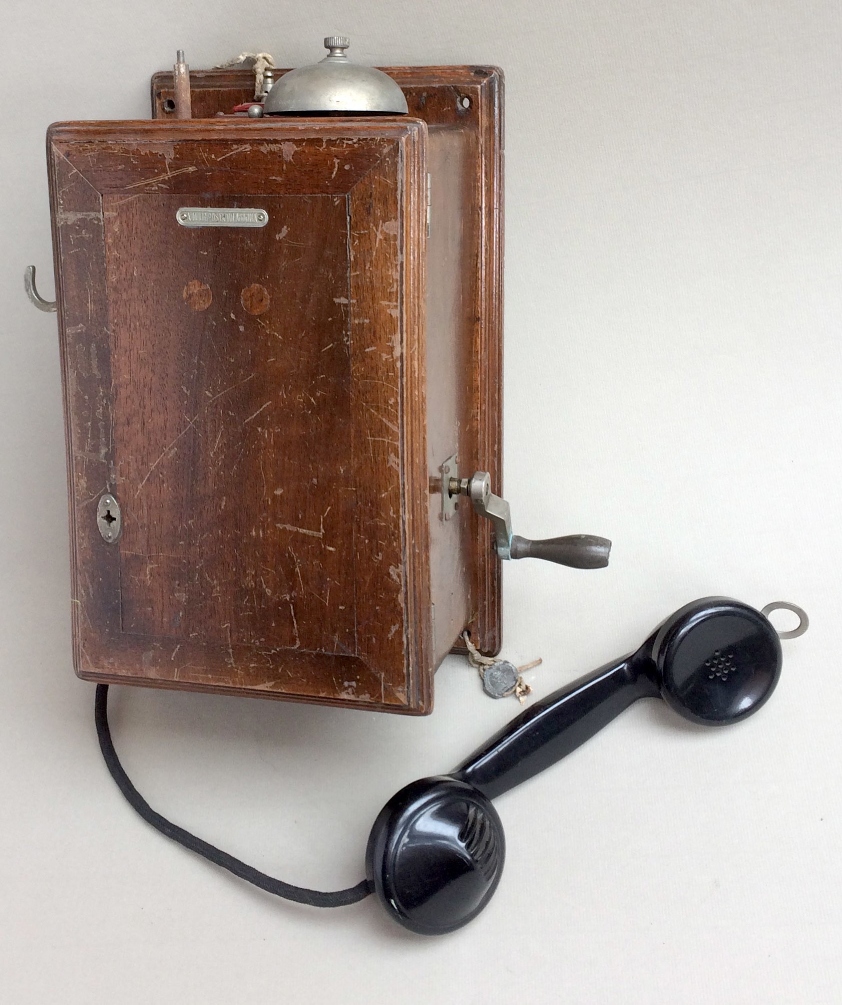 Fali LB telefonkészülék fadobozban (Postamúzeum CC BY-NC-SA)