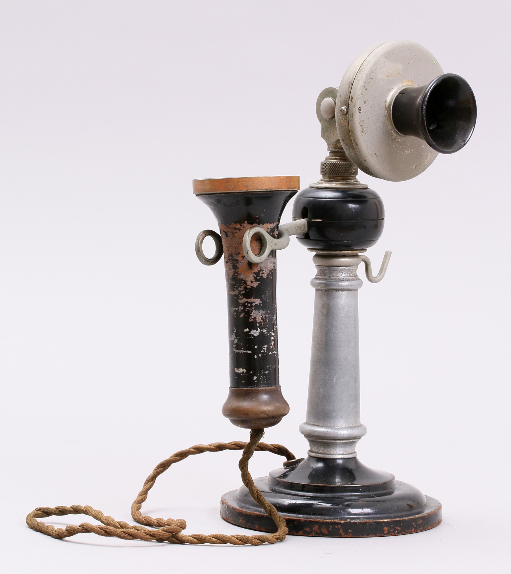 Asztali telefonkészülék "gyertyatelefon" (Postamúzeum CC BY-NC-SA)