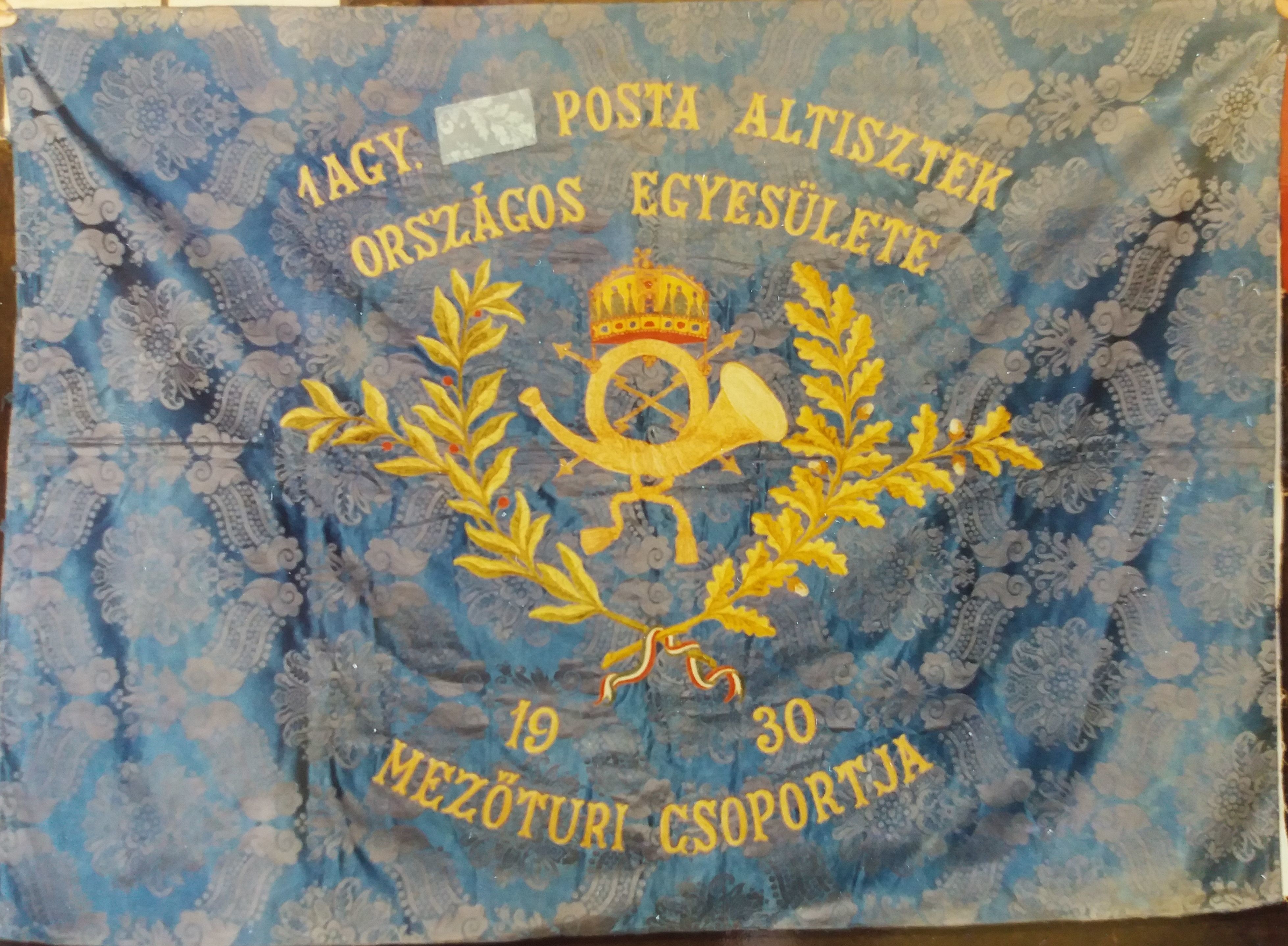 Zászló „Magy. Kir. Posta Altisztek Országos Egyesülete Mezőtúi Csoportja” (Postamúzeum CC BY-NC-SA)