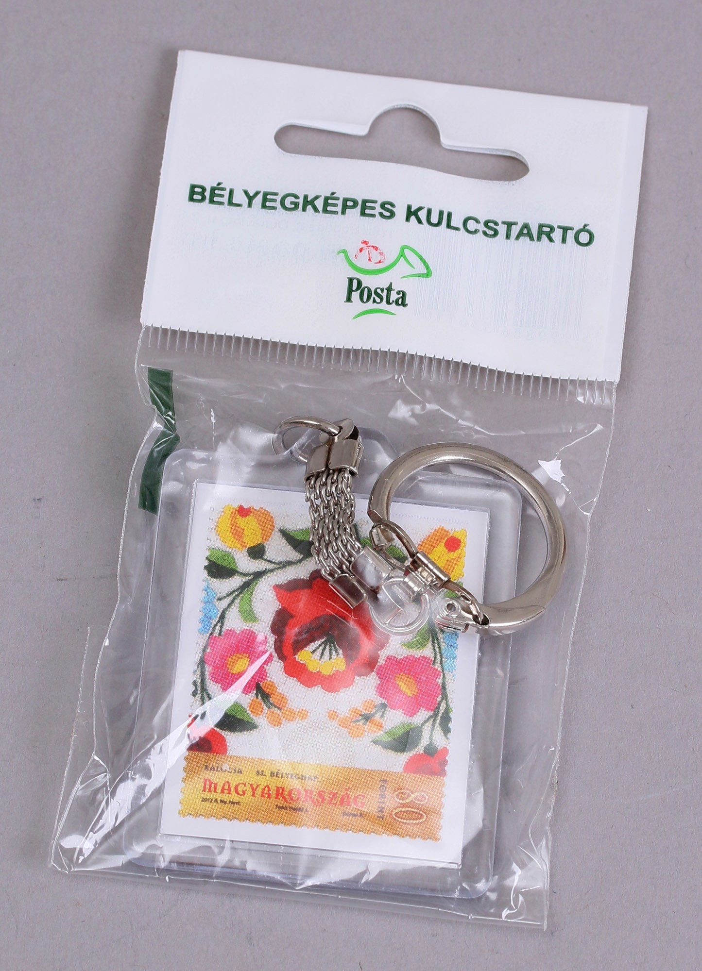 Bélyegképes kulcstartó - Kalocsai hímzés (Postamúzeum CC BY-NC-SA)