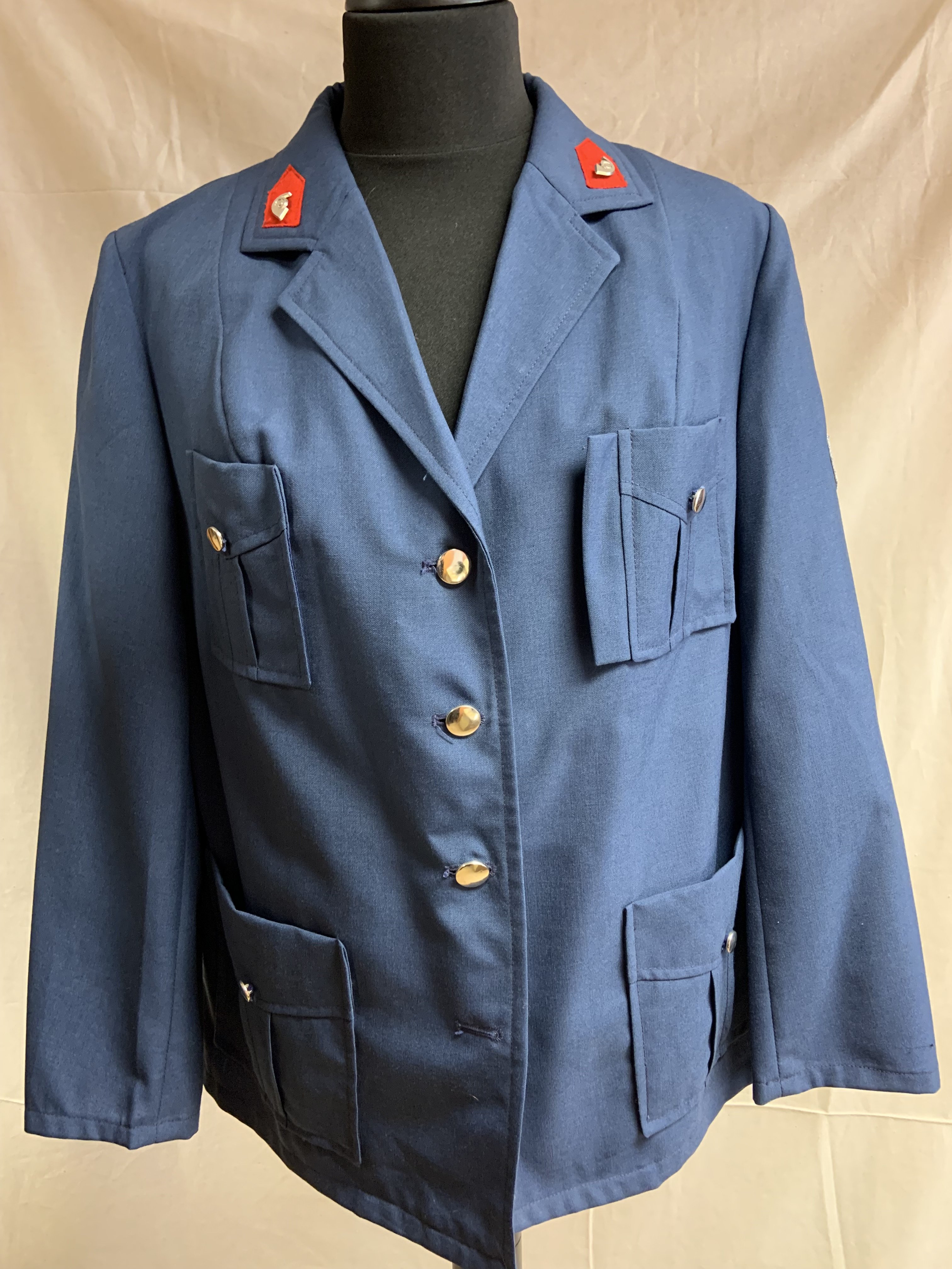 Női kézbesítő egyenruha 1. kosztümkabát (Postamúzeum CC BY-NC-SA)