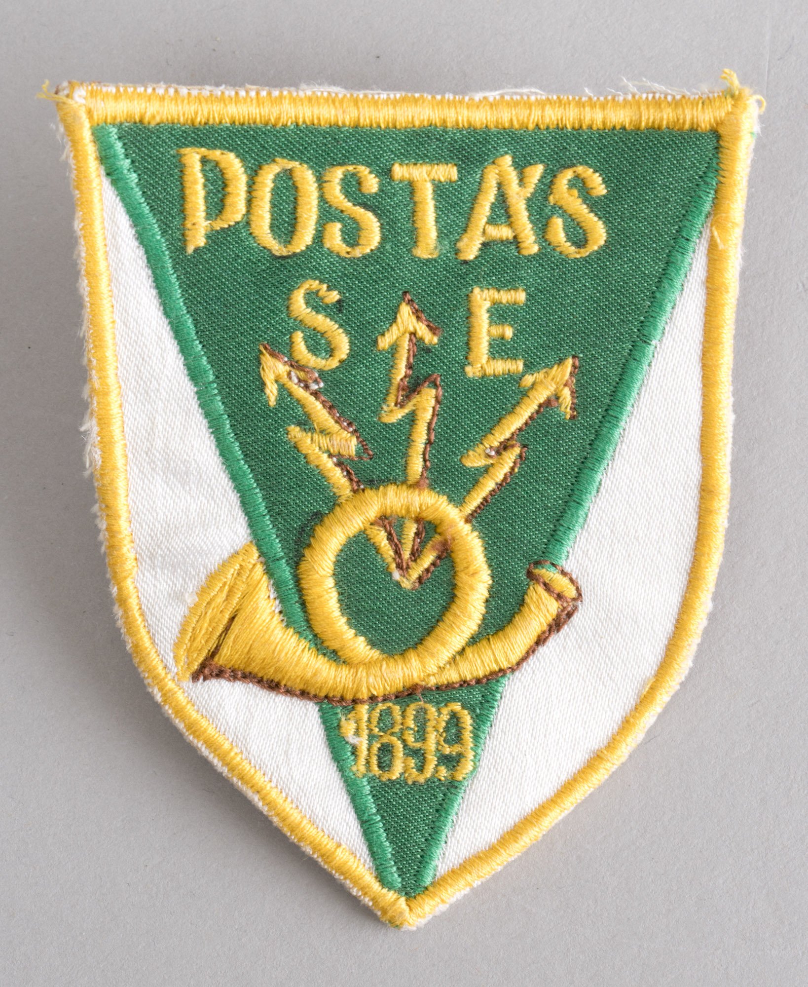 Mezjelvény „POSTÁS S E 1899” (Postamúzeum CC BY-NC-SA)