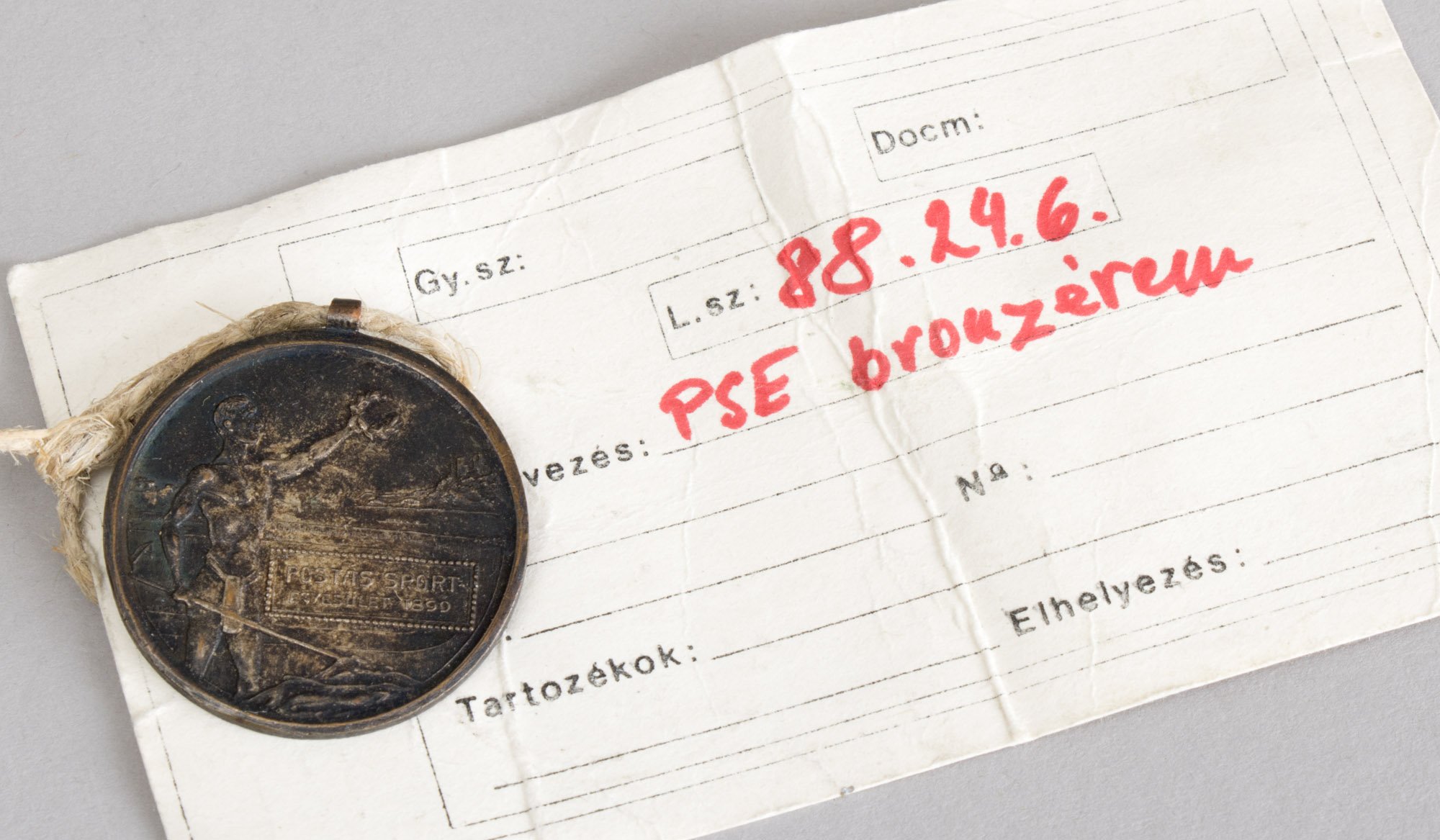 Emlékérem (bronz) „POSTÁS SPORT EGYESÜLET 1899” (Postamúzeum CC BY-NC-SA)