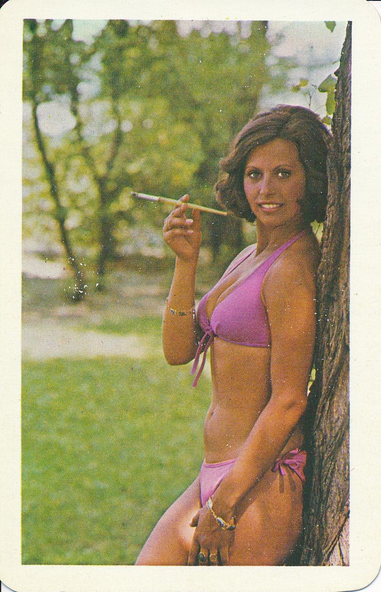 Boldog új évet kíván minden kedves vásárlónak a Fővárosi Dohánybolt Vállalat kártyanaptár 1977 (Magyar Kereskedelmi és Vendéglátóipari Múzeum CC BY-NC-SA)