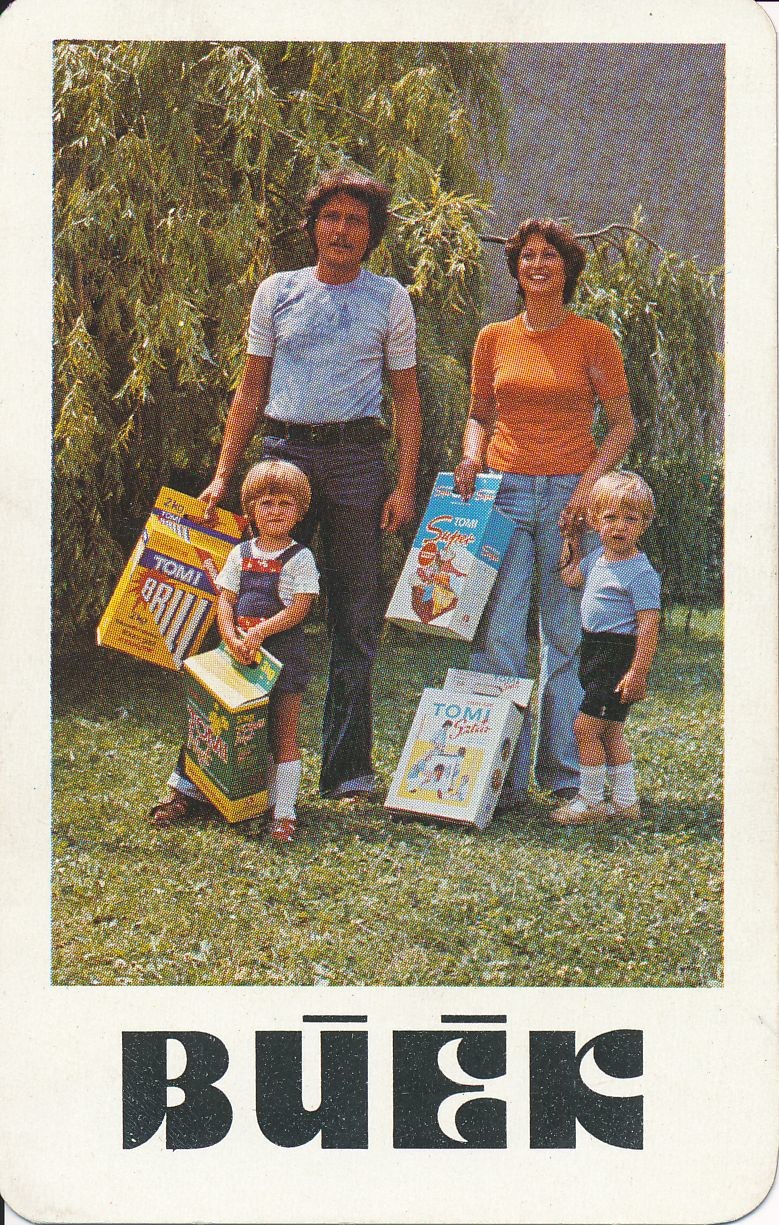 Családi TOMI mosószereket használ az egész család kártyanaptár 1979 (Magyar Kereskedelmi és Vendéglátóipari Múzeum CC BY-NC-SA)