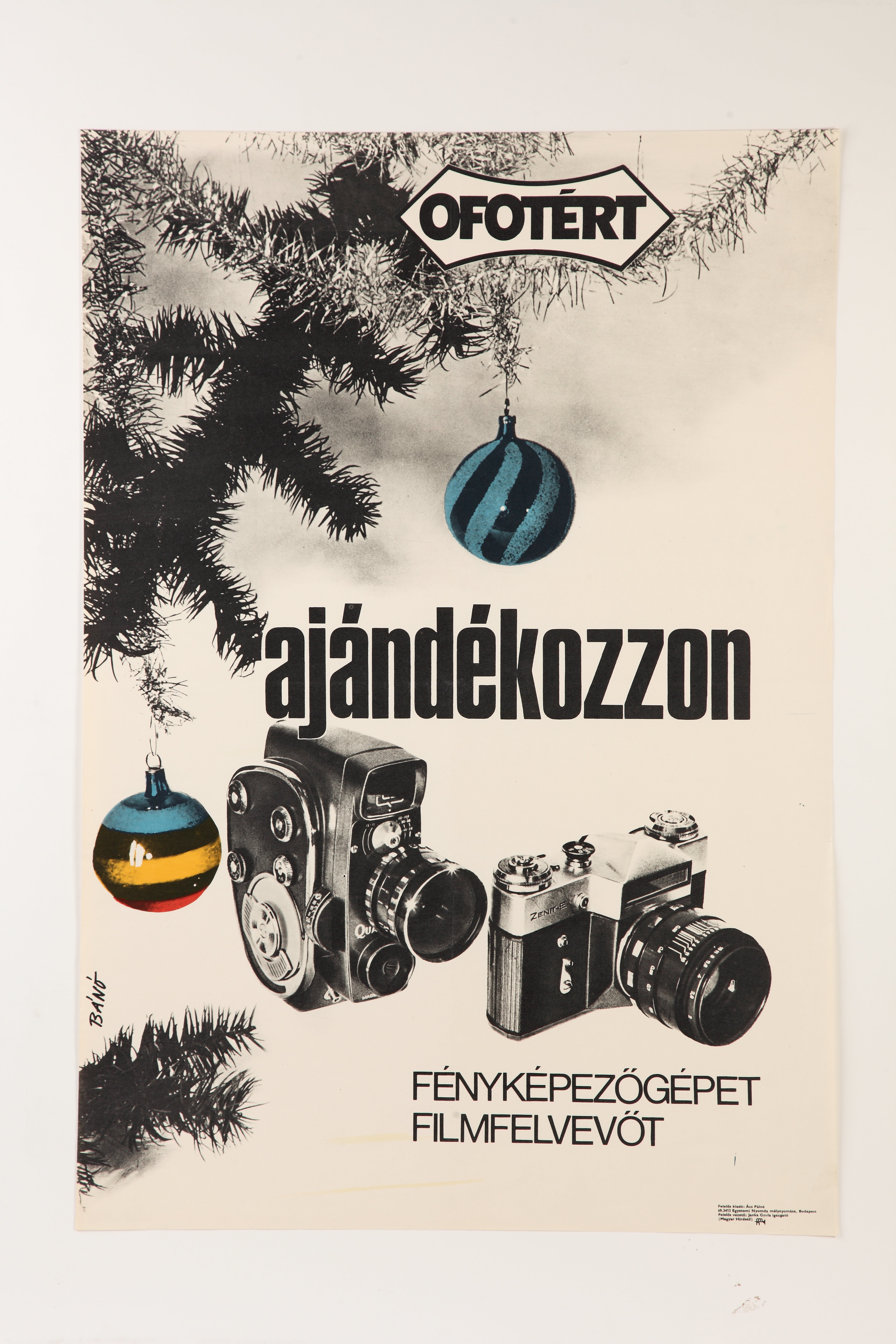 OFOTÉRT Ajándékozzon fényképezőgépet filmfelvevőt plakát (Magyar Kereskedelmi és Vendéglátóipari Múzeum CC BY-NC-SA)