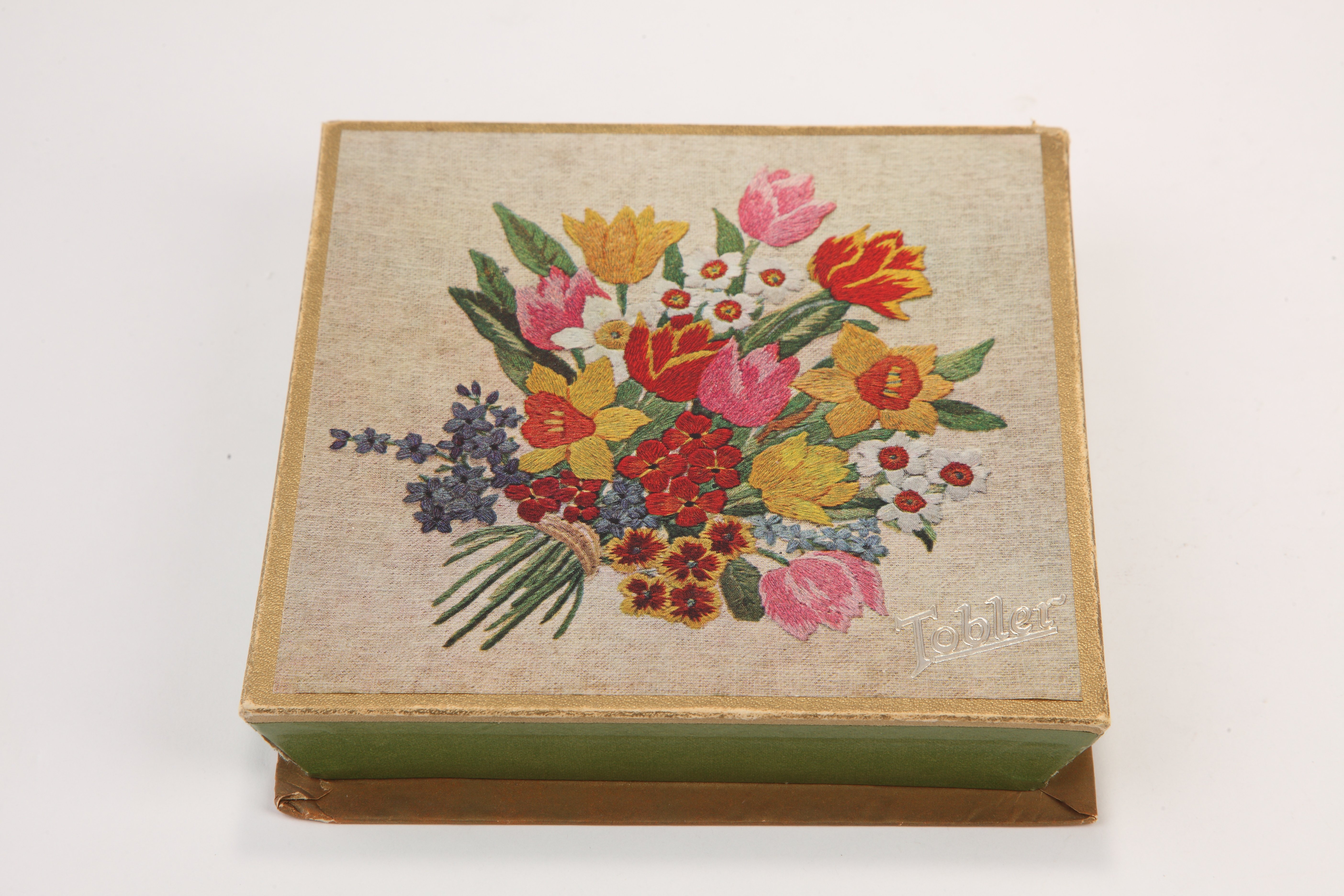 Tobler papírdoboz hímzett virágokkal (Magyar Kereskedelmi és Vendéglátóipari Múzeum CC BY-NC-SA)