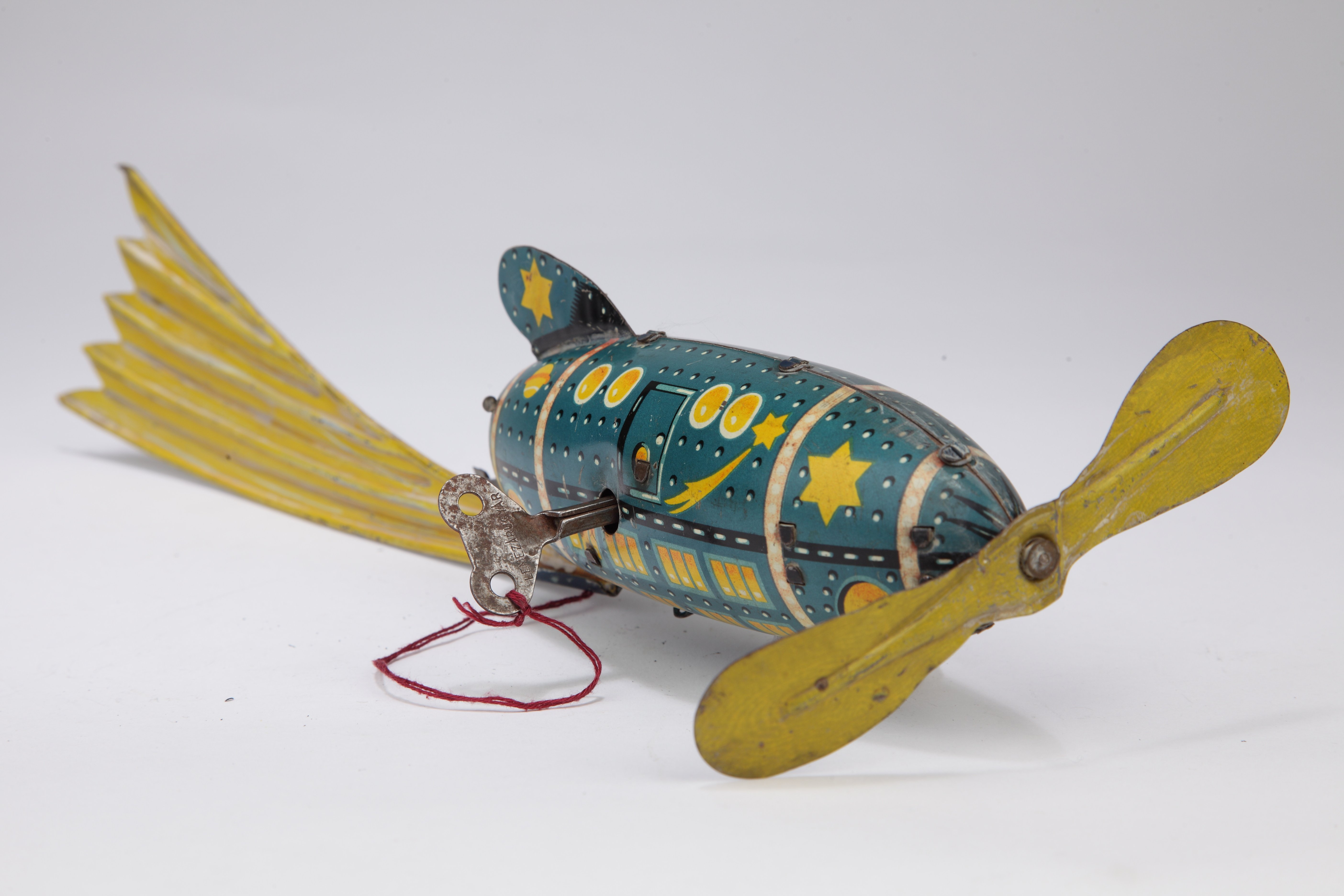 Holdrakéta repülő szikráztató szerkezettel, felhúzó kulccsal (Magyar Kereskedelmi és Vendéglátóipari Múzeum CC BY-NC-SA)