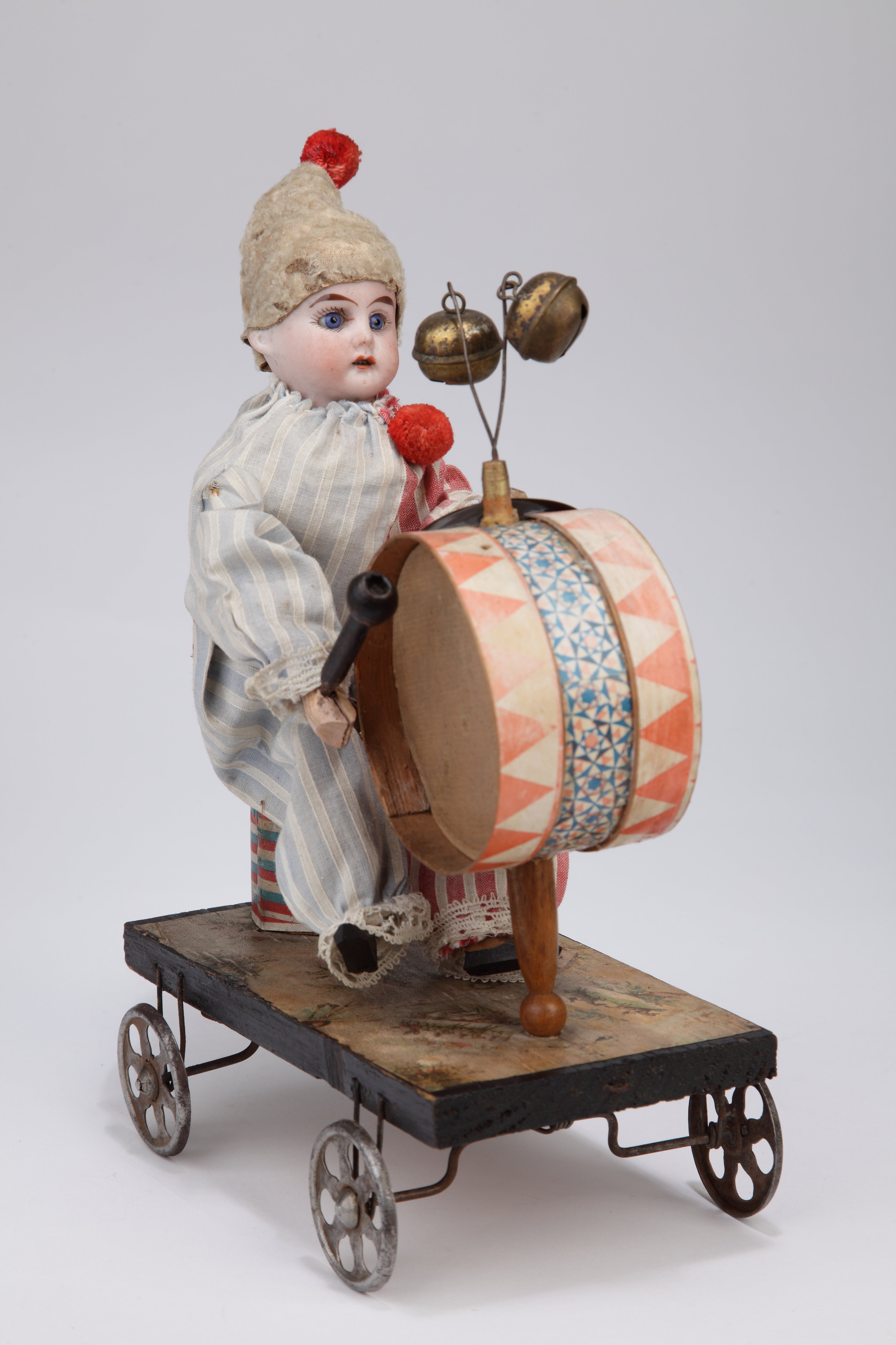 Kocsin guruló, doboló zenebohóc (Magyar Kereskedelmi és Vendéglátóipari Múzeum CC BY-NC-SA)