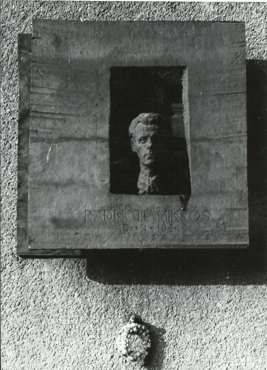 Radnóti Miklós relief (Angyalföldi Helytörténeti Gyűjtemény CC BY-NC-SA)